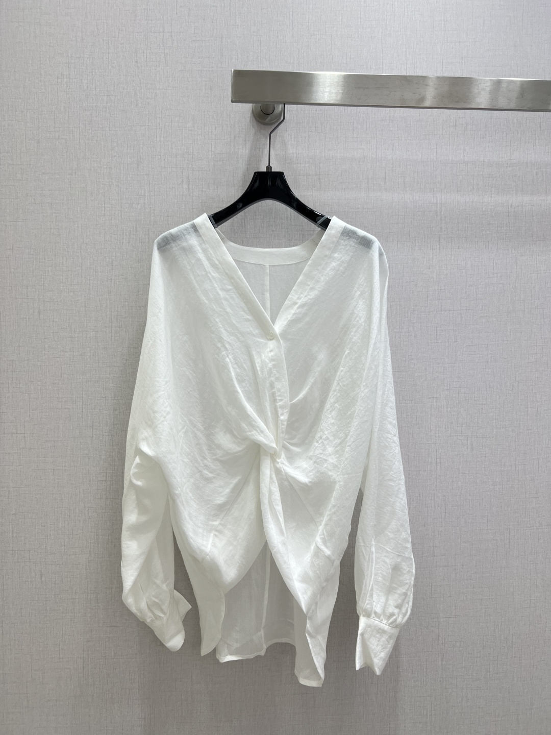 NO:740059,Highly recommended 26 early spring new style irregular pleated long-sleeved top core series, a series that continues to cultivate orders!  It will definitely exceed the total number of previous models in the same series!  Because the upper body is really beautiful!  The fabric properties are great!  I originally wanted to use 100 ramie to make the YB homologous fabric, but I was wondering why YB didn't use pure natural ramie to make it, and instead used the homologous worsted lyocell fiber and ramie custom-woven materials!  It turns out that the purpose is to soften the roughness, improve drape + anti-wrinkle, improve drape, reduce shrinkage, and also keep ramie breathable and dry, making it more suitable for daily wear!  It feels softer and solves the problem of stiff and irritated pure ramie. It does not abrade the skin when worn next to the skin and greatly improves skin-friendliness. It is anti-wrinkle and easy to care for. Pure ramie is easy to wrinkle and difficult to recover. After blending, there are fewer wrinkles. It has a good drape after washing and does not require frequent ironing. Stronger Lyocell increases the tension of the fabric, reducing the problems of pure ramie being easy to snag and break, making it more durable.  Shrinkage is more controllable. The shrinkage rate of pure ramie is higher in the first wash. After blending, the dimensional stability is better and it is not easy to deform. The drape is smoother. Say goodbye to the stiffness of pure ramie. Shirts and dresses can be made into neater silhouettes without collapsing. The moisture absorption is more balanced. It not only keeps ramie breathable and sweat-wicking, but also adds lyocell to absorb moisture and lock moisture. It will not sweat and dry out hard on hot days!  Moreover, our finished fabric has also undergone two post-processes of environmentally friendly fermentation washing and high temperature setting, which further enhances the stability and wearability!  Overall ready-to-wear draping!  The stitching process inside is all seamless, very exquisite!  The buttons are dyed with pure natural shells at high temperature!  Three colors SML code high quality ABC,,skirts,shirts,19860909强烈推荐 26早春新款 不规则褶皱长袖上衣 核心系列,持续深耕翻单的系列！一定会超越之前的几个同系列款的总量！因为上身真的太美了！面料属性太好了！YB同源面料,本来想用100苎麻去开,想着YB为什么不采用纯天然苎麻去做,而去采用了同源的精纺莱赛尔纤维与苎麻定织的材质！原来是为了柔化粗糙感、提升垂坠+抗皱、改善悬垂、降低缩水率,还保留苎麻透气干爽,更适配日常穿着！ 手感更软解决纯苎麻硬挺刺肤问题,贴身穿不磨皮肤,亲肤度大幅提升 抗皱易打理纯苎麻易皱难恢复,混纺后褶皱变少,洗完垂感好,不用频繁熨烫 韧性更强莱赛尔增加面料拉力,减少纯苎麻易勾丝、断裂的问题,更耐穿 缩水更可控纯苎麻首次水洗缩水率偏高,混纺后尺寸稳定性更好,不易变形 悬垂更顺告别纯苎麻的僵硬感,做衬衫、连衣裙更显利落版型,不塌不垮 吸湿更均衡既留苎麻透气排汗,又加莱赛尔吸湿锁水,闷热天不闷汗也不易干硬！ 而且我们成品布还做了环保酵洗加高温定型的2道后工序,更加增强了稳定性与适穿性！ 整体成衣立体裁剪！内里拼缝工艺全部采用无缝拼接,非常精致！纽扣采用纯天然贝壳高温定染！三个色 SML码 高品质ABC,,skirts,shirts,,Women's clothing