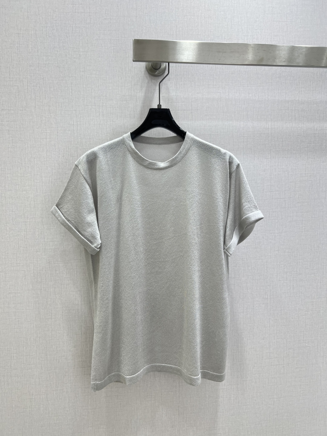 NO:740053,Highly recommended 26 early spring new yarn simple short-sleeved T-shirt, the ultimate top product!  The yarn has been custom-woven for nearly 2 months, from dyeing and weaving to shipment!  The latest element from Brun’Cucin’!  The bulk yarn is blended with imported lyocell fiber and metal yarn. After a high-intensity environmentally friendly washing process, it feels extremely soft and breathable!  We have reproduced the overall style more than 5 times. From the exquisite neckline, decent length, and dropped shoulder dividing line, we have achieved a decent upper body effect, making the upper body particularly refreshing and capable!  The quantity of large goods in stock is 1000 pieces per cycle, the yarn is custom woven, three colors SML code, high quality ABC, brunello cucinelli, T-shirt, tees, t-shirt,19860909强烈推荐 26早春新款 纱线简约短袖T恤 极致的拳头产品！纱线定织近 2 个月,从定染定织直至出货！源自Brun’Cucin’的最新元素！大货纱线采用进口莱赛尔纤维与金属纱线混纺,经过高强度的环保洗水工艺,手感极致柔顺,而且透气！整体版型我们复版 5 次以上,从精致的领口,得体的衣长,还有落肩分割线,都做到了得体的上身效果,上身特别提神干练！大货现货一个周期都是 1000 件下,纱线是定织的 三个色 SML码 高品质ABC,,brunello cucinelli,T-shirt,tees，t-shirt,,Women's clothing