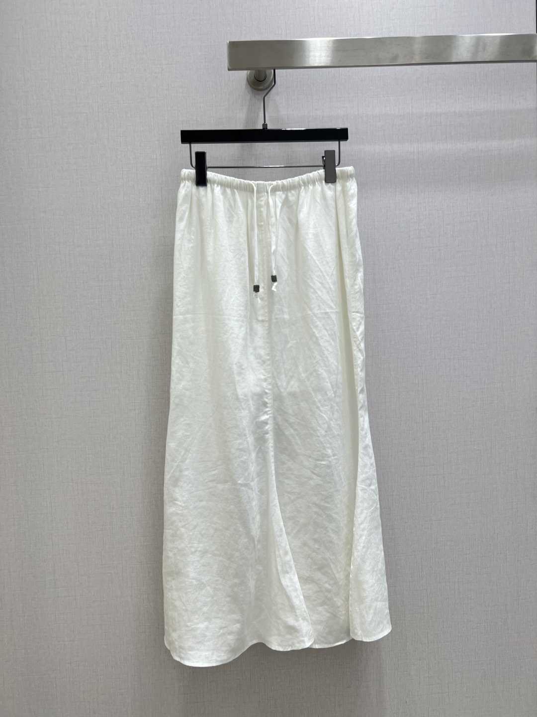 NO:740013,Highly recommended 26 early spring new linen drawstring long skirt, a blockbuster piece!  This top caters to the current weather. It does not use traditional rain and dew linen fabrics, and has upgraded to an export-quality high-end version of double rain dew linen with a density of 80 thread count!  The yarn is even more delicate!  It is also the first time to use accessories from the original bead chain supplier. If you look closely, this chain fits perfectly, the strips are aligned, and the density is extremely high!  Hand reinforced!  This type of accessories is sewn using special machines and manual sewing, which is beyond the quality control that ordinary accessory factories can do!  This top comes from our core Bru'Cuci' design elements!  A niche yet beautiful design, the core lies in the style and fabric!  The version is Oversize and complements the version. Three colors. SML code. High quality ABC, versace, skirts,19860909强烈推荐 26早春新款 亚麻抽绳长半裙 重磅之作！此款上衣迎合了当下的天气,没有采用传统的雨露麻面料,而且进阶了一款出口品质的能达到 80 支密度的高阶版双雨露麻！纱线的细腻程度更高一筹！而且首次使用 原厂珠链供应商的辅料,细看此款链条严丝合缝,对条对格,而且密度极高！手工加固！此款辅料特殊机器及结合人工缝制,不是一般辅料厂能做出来的品控！此款上衣源自我们的核心Bru'Cuci'的设计元素！小众而又唯美的设计,核心在于版型与面料的拿捏！版型 Oversize,与版型相得益彰 三个色 SML码 高品质ABC,,versace,skirts,,Women's clothing