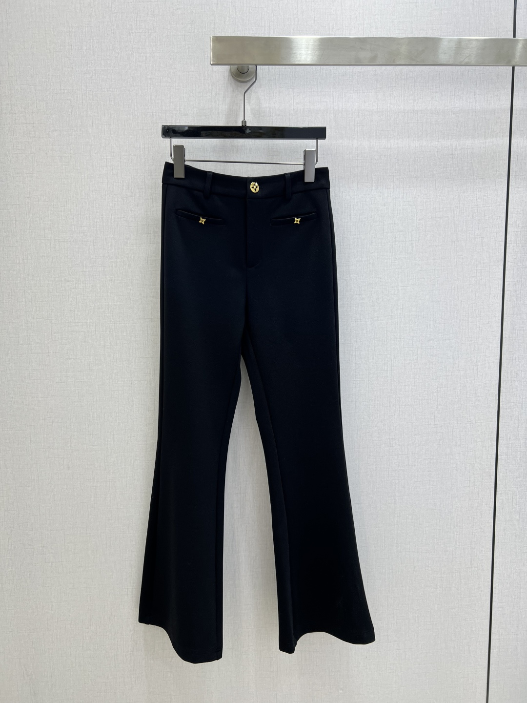 NO:739654,Highly recommended for the early spring of 26. Four-leaf clover hardware boot-cut trousers. Fashionable and high-end tone. White and rich beauty must-have versatile item. Classic boot-cut trousers with upper body slimming and perfect. One color SML code. High quality ABC,,19860909强烈推荐 26早春新款 四叶草五金微喇长裤 时髦又高级的调调 白富美必入单品百搭神器 经典微喇裤型上身显瘦绝绝子 一个色 SML码 高品质ABC,,,Women's clothing