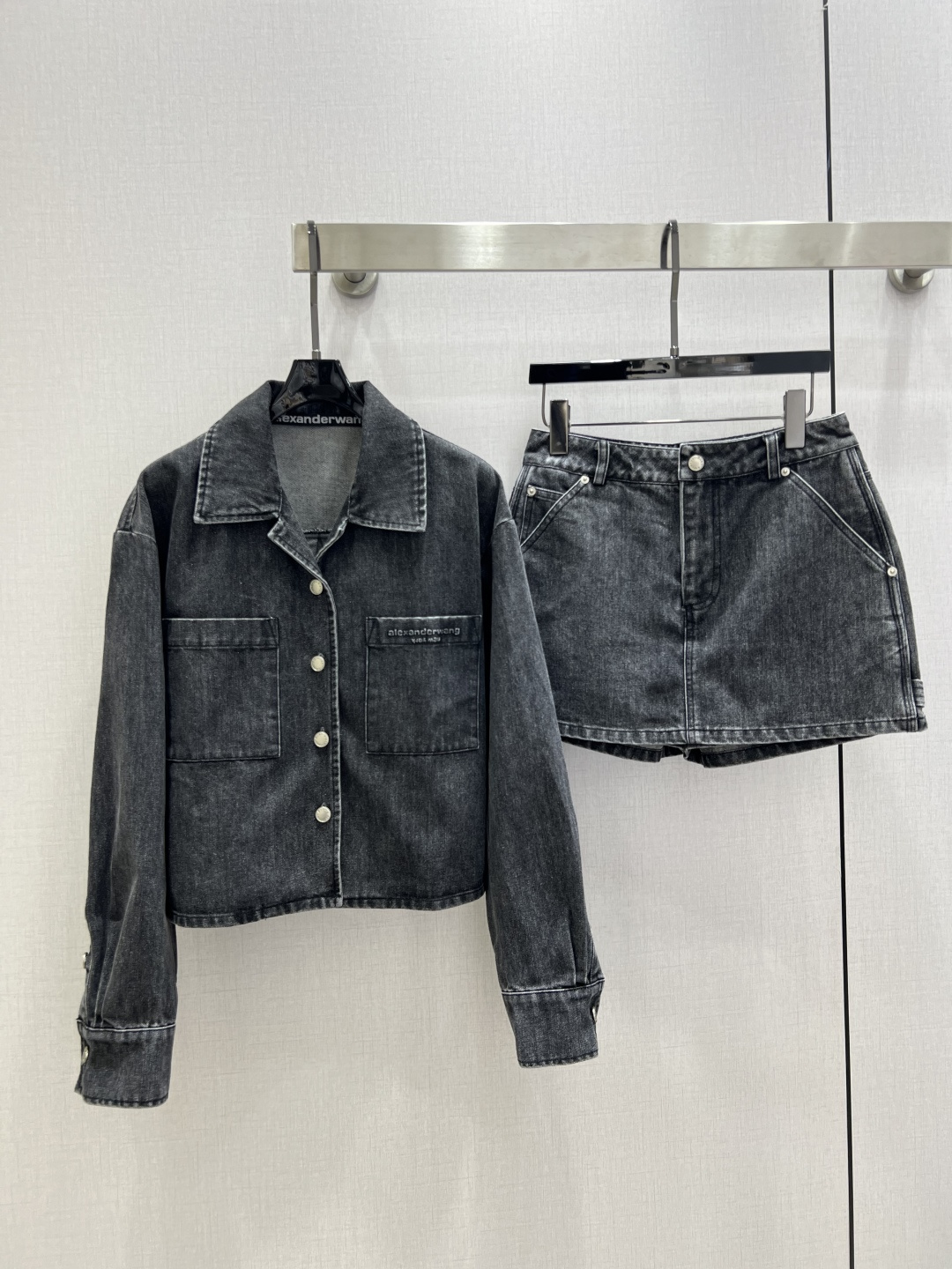 NO:747836,Highly recommended for the early spring of 26, the new lapel jeans skirt suit is produced in the high-end series ~ super fashionable new denim denim. The upper body is cool and sassy with a unique color tone. The texture is fine, the cotton feels natural, it is muscular yet soft, super beautiful!  The details and workmanship are super good, new products are in stock, one color SML code, high quality ABC, skirts, jeans,19860909强烈推荐 26早春新款 翻领牛仔裤裙套装 高版系列出品~超时髦新款丹宁牛仔 个性色调上身又酷又飒爽 纹理细腻,棉感自然,既有筋骨感又不失柔软,超级漂亮！细节做工超级好,新品现货开抢 一个色 SML码 高品质ABC,,skirts,jeans,,Women's clothing