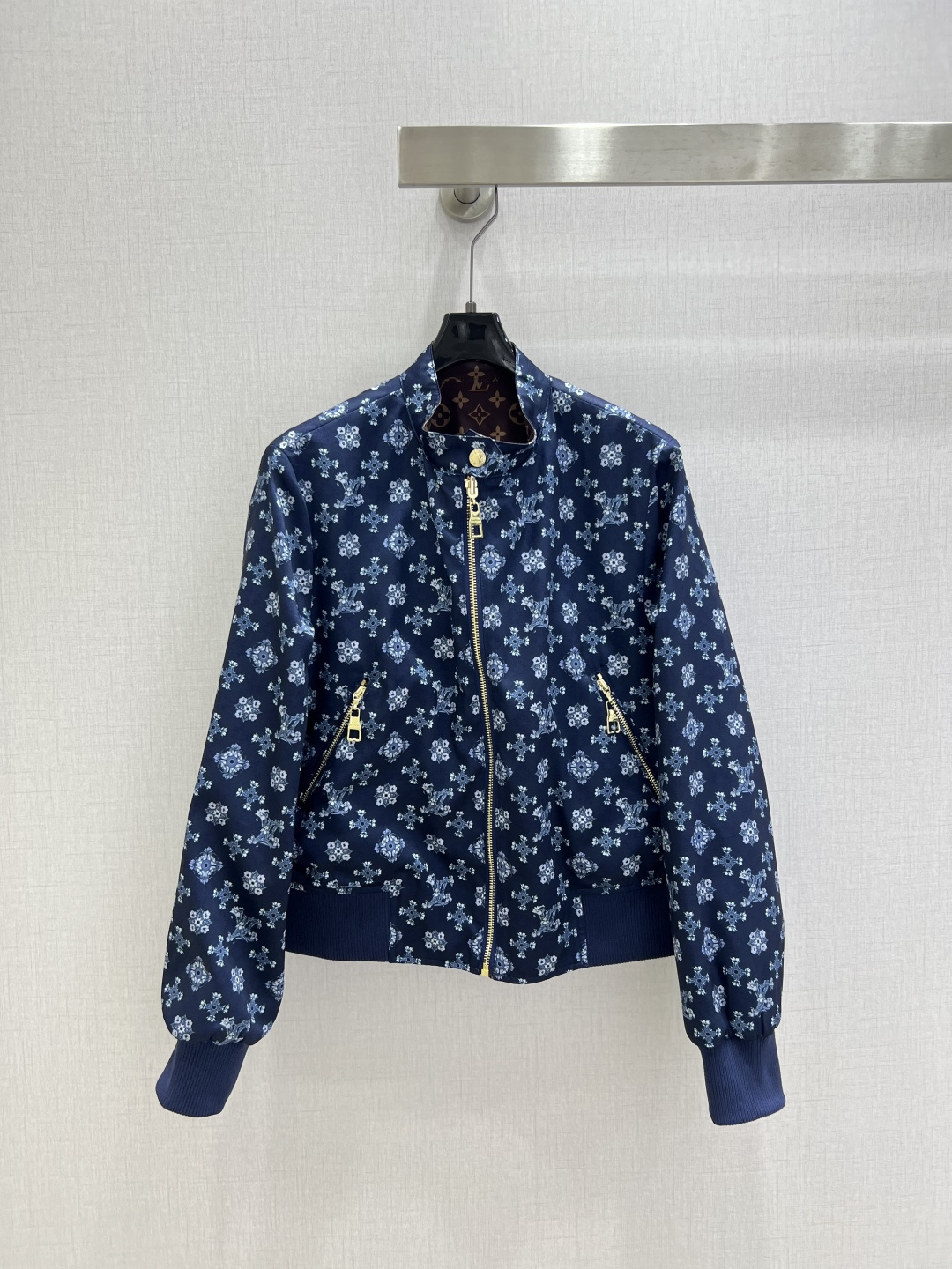 NO:747817,Highly recommended for the early spring of 26. Reversible printed jacket. Classic old flower all over print. Stand collar + zipper placket. Gold hardware hidden in the chest zipper pocket. Short cut, neat and tall. Same-color zipper and hardware echo. Double-sided design is equivalent to having two coats. One color. SMLXL code. High quality ABC,,jackets & coats,jackets & coats,19860909强烈推荐 26早春新款 双面穿印花夹克外套 经典老花满印 立领+拉链门襟 胸口拉链口袋暗藏金色五金 短款剪裁利落显高 同色系拉链与五金呼应 双面设计等于拥有两件外套 一个色 SMLXL码 高品质ABC,,jackets & coats,jackets & coats,,Women's clothing