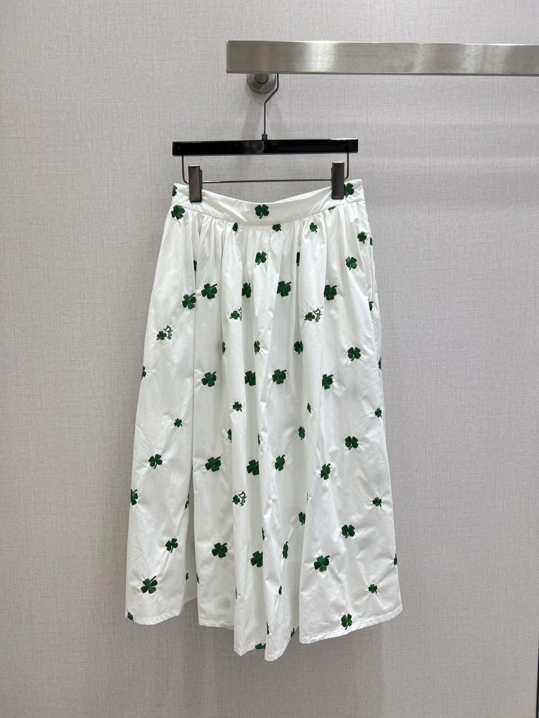 NO:747806,Highly recommended 26 early spring new four-leaf clover embroidered long skirt, the fabric is silky and smooth!  Classic and stylish, it can be used perfectly in all kinds of styles~high-end ready-to-wear style, the details are so beautiful!  Exquisite and everyday, easy to control!  The texture is great!  !  Age reduction, fashion, casual girlishness, highly recommended!  One color SMLXL code, high quality ABC,,skirts,19860909强烈推荐 26早春新款 四叶草刺绣长半裙 面料丝滑光洁！经典又有型 各种都能完美驾驭～高级成衣做法,细节美到爆！精美又日常,轻松驾驭！质感棒棒哒！！减龄 时尚 休闲少女感,强推！一个色 SMLXL码 高品质ABC,,skirts,,Women's clothing