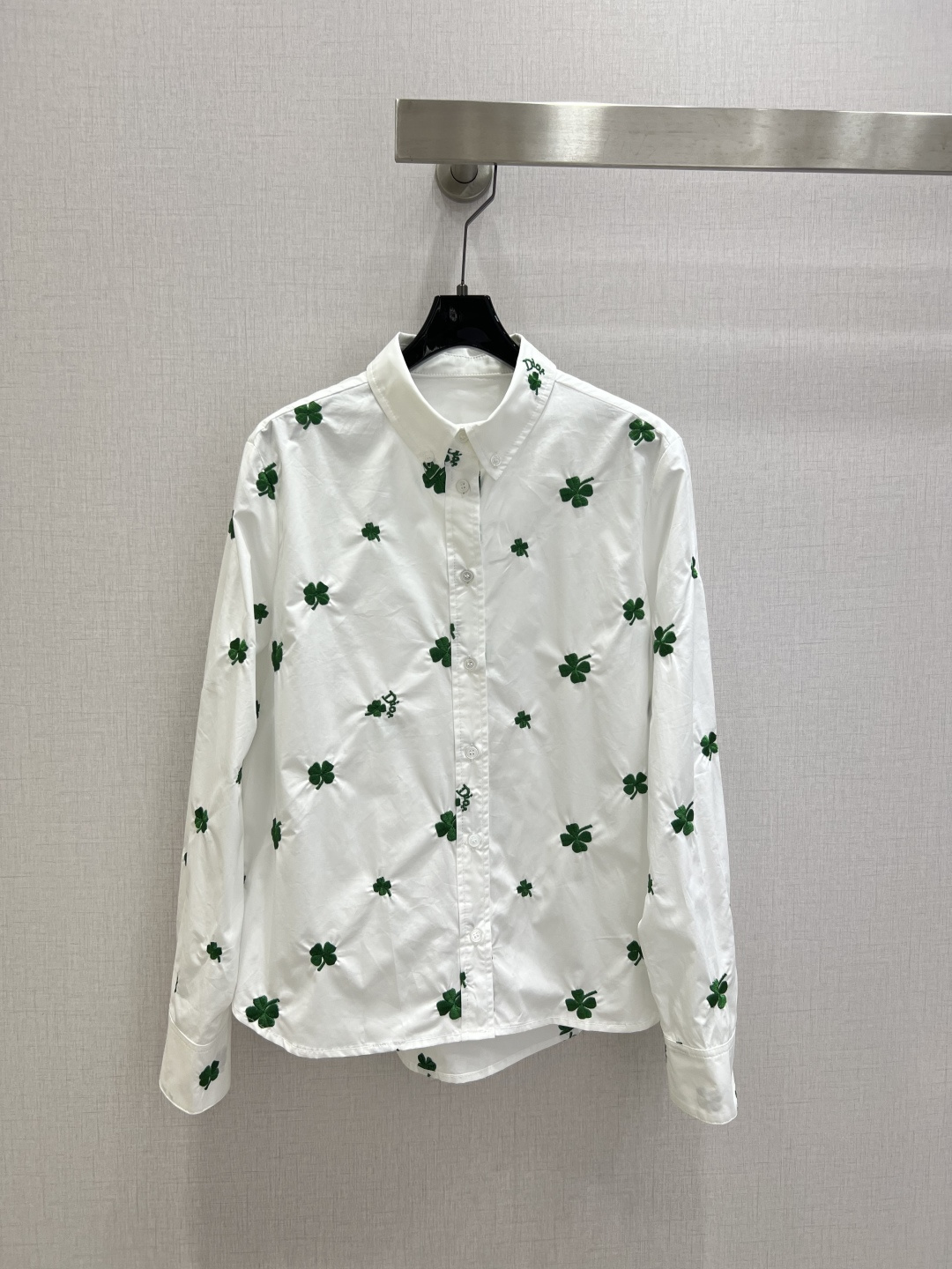 NO:747797,Highly recommended 26 early spring new four-leaf clover embroidered lapel shirt, the fabric is silky and smooth!  Classic and stylish, it can be used perfectly in all kinds of styles~high-end ready-to-wear style, the details are so beautiful!  Exquisite and everyday, easy to control!  The texture is great!  !  Age reduction, fashion, casual girlishness, highly recommended!  One color SMLXL code high quality ABC2, shirts,19860909强烈推荐 26早春新款 四叶草刺绣翻领衬衫 面料丝滑光洁！经典又有型 各种都能完美驾驭～高级成衣做法,细节美到爆！精美又日常,轻松驾驭！质感棒棒哒！！减龄 时尚 休闲少女感,强推！一个色 SMLXL码 高品质ABC2,,shirts,,Women's clothing