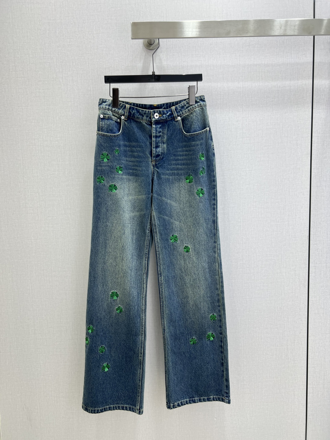 NO:747804,Highly recommended 26 early spring new four-leaf clover embroidered denim trousers, spring limited edition. It fits the freshness of spring, and the green embroidery is embellished with vitality. The details highlight the high-end texture, just needed for spring commuting and outings, unlocking the light luxury and relaxed style. One color SMLXL code, high quality ABC,,19860909强烈推荐 26早春新款 四叶草刺绣牛仔长裤,春日限定 契合春日清新感,嫩绿刺绣缀入盎然生机.细节彰显高端质感,春日通勤、踏青穿搭刚需,解锁轻奢松弛造型. 一个色 SMLXL码 高品质ABC,,,Women's clothing