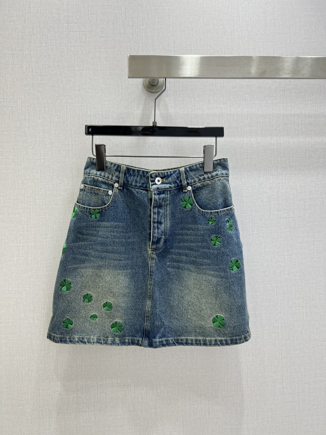 NO:747784,Highly recommended for the early spring of 26, the new four-leaf clover embroidered denim skirt is limited to spring. It fits the freshness of spring, and the green embroidery is embellished with vitality. The details highlight the high-end texture, just needed for spring commuting and outings, unlocking the light luxury and relaxed style. One color SMLXL code, high quality ABC,,skirts,19860909强烈推荐 26早春新款 四叶草刺绣牛仔半裙 春日限定 契合春日清新感,嫩绿刺绣缀入盎然生机.细节彰显高端质感,春日通勤、踏青穿搭刚需,解锁轻奢松弛造型. 一个色 SMLXL码 高品质ABC,,skirts,,Women's clothing