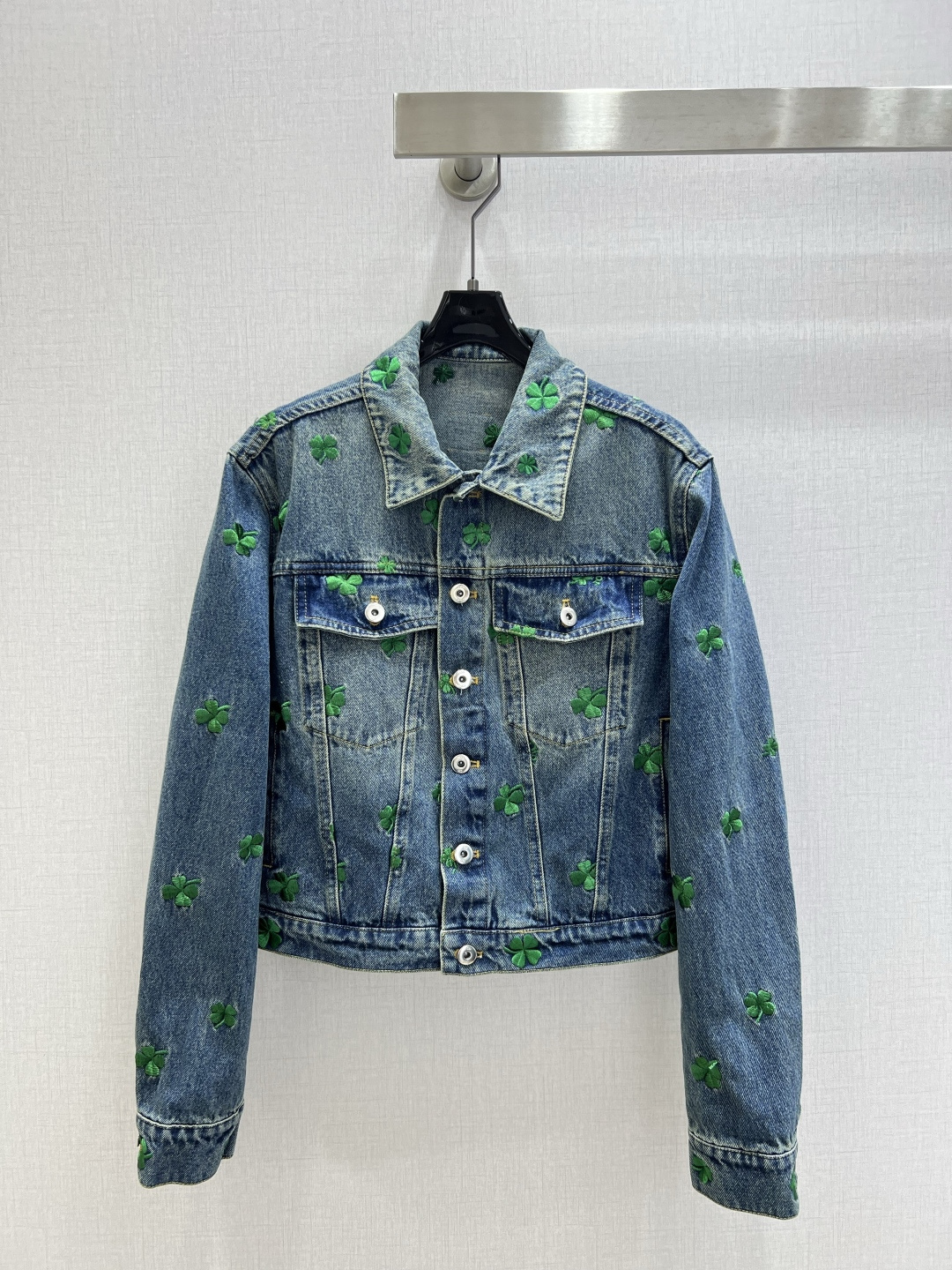 NO:747793,Highly recommended for the early spring of 26, the new four-leaf clover embroidered denim jacket is spring limited. It fits the freshness of spring, and the green embroidery is embellished with vitality. The details highlight the high-end texture, which is just needed for spring commuting and outings, unlocking the light, luxurious and relaxed style. One color SMLXL code High quality ABC,,jackets & coats,jackets & coats,19860909强烈推荐 26早春新款 四叶草刺绣牛仔夹克外套 春日限定 契合春日清新感,嫩绿刺绣缀入盎然生机.细节彰显高端质感,春日通勤、踏青穿搭刚需,解锁轻奢松弛造型. 一个色 SMLXL码 高品质ABC,,jackets & coats,jackets & coats,,Women's clothing