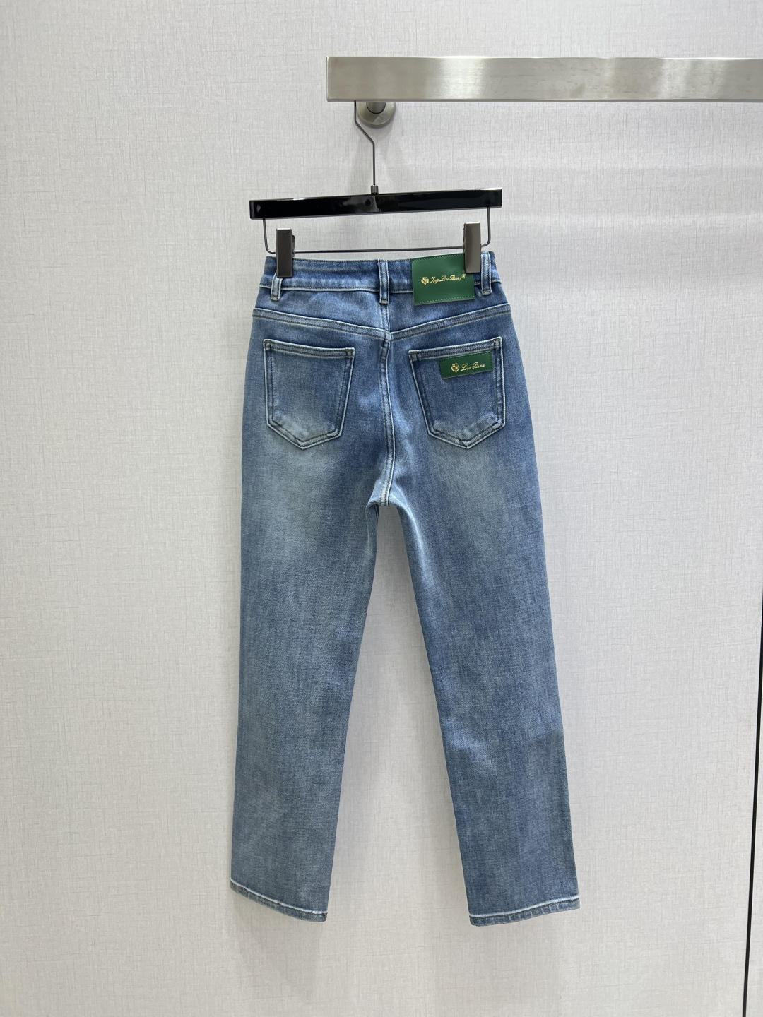 NO:747799,Highly recommended for early spring 26, green label leather brand cigarette pipe denim trousers. A pair of trousers suitable for any body shape, any figure, and any age. High elastic fabric, essential for making you look slimmer. The tolerance is between tight pants and straight pants, and the design is more in line with the golden ratio of the human body. You can perfectly hide the big buttocks by modifying the buttocks. The thighs will not be very tight, making the legs look more slender. One color, 2627282930 code, high quality ABC,,gold,19860909强烈推荐 26早春新款 绿标皮牌烟管牛仔长裤 一条适合任何体型,任何身材,任何年龄的裤 高弹面料子,提气质显瘦必备,宽容度介于紧身裤和直筒裤之间,设计的更加符合人的黄金比例.可以通过修饰臀部来完美隐藏臀部大的bug.大腿处不会很紧绷,让腿形显得更加修长.一个色 2627282930码 高品质ABC,,gold,,Women's clothing