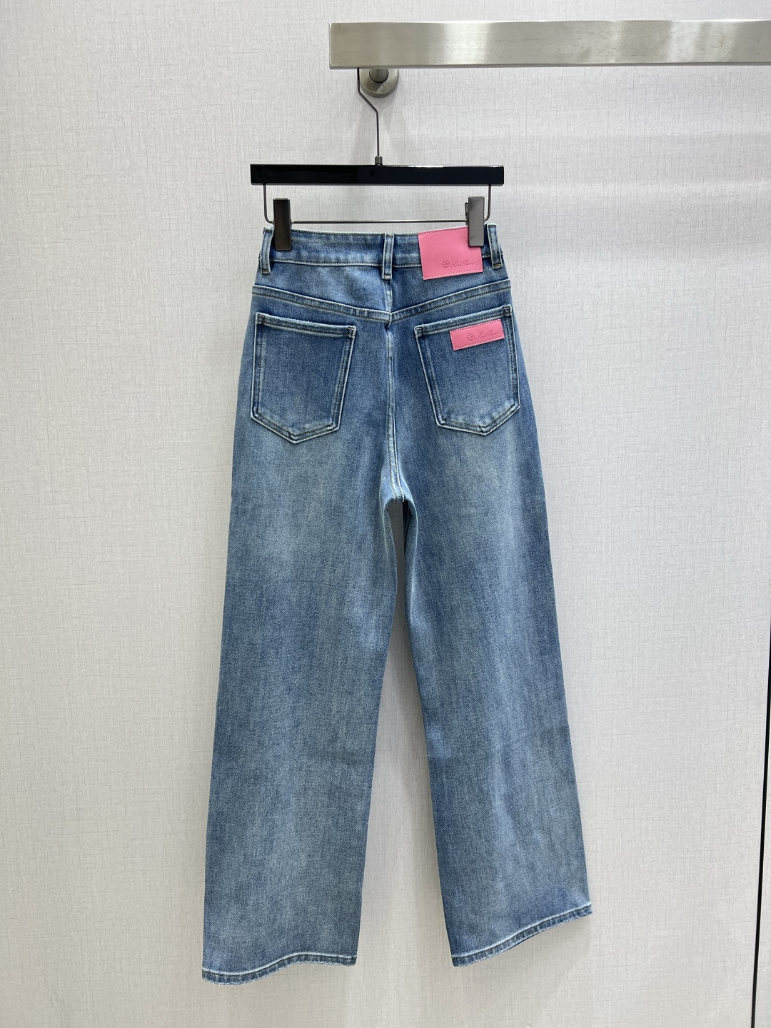 NO:747805,Highly recommended for the early spring of 26, the new pink label leather brand straight denim trousers are washed with enzyme and are very soft. They are a soft gauze moonlight blue retro denim casual trousers that cover the flesh, feel comfortable, straight-line shape and long legs!  The front wave is comfortable and the back wave lifts the buttocks and is slightly tightened. The micro-volume straight trousers cleverly lengthen the leg proportions. The straight leg shape is very friendly to small girls. Appropriate amount of slack is used on the entire leg to trim the legs and cover the flesh. The volume is sufficient and the beauty fits the changes in the human leg line. It makes the trousers more drape and subtly lengthens the leg proportions. The pink label design on the back lights up fashionable wear and optimizes the hip shape and modifies the hip line. One color 26272829 code  High quality ABC,,19860909强烈推荐 26早春新款 粉标皮牌直筒牛仔长裤 采用酵素水洗非常柔的一款柔纱月光蓝复古牛仔休闲裤主打一个遮肉,体感舒适直线修型长腿立现！前浪舒适合体后浪提臀微微然紧收裁剪 微容量的直筒长裤,巧妙拉长腿部比例 秒变长直腿型对小个子女生十分友好 整个腿部运用适当的松量来修腿遮肉 量感充足莞美贴合了人体腿部线条的变化 令裤型更垂坠巧妙拉长腿部比例 背后粉标设计点亮时髦穿搭优化臀型,修饰臀部线条 一个色 26272829码 高品质ABC,,,Women's clothing