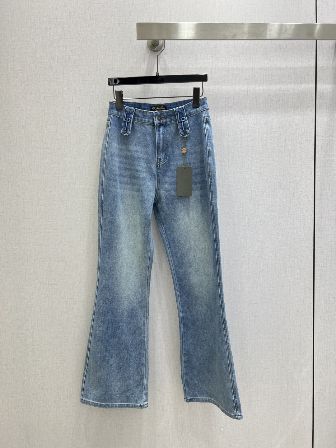 NO:747810,Highly recommended for 26 early spring new three-dimensional embroidered bootcut denim trousers. The length is just right, simple but not monotonous. It makes your legs look taller and longer. The fabric is elastic and a must-have for everyone!  One color 2627282930 code high quality ABC,,19860909强烈推荐 26早春新款 立体刺绣微喇牛仔长裤,这个长度把握的刚刚好,简约而不单调,特显高显腿长不在话下 面料有弹性 人手必备款！一个色 2627282930码 高品质ABC,,,Women's clothing