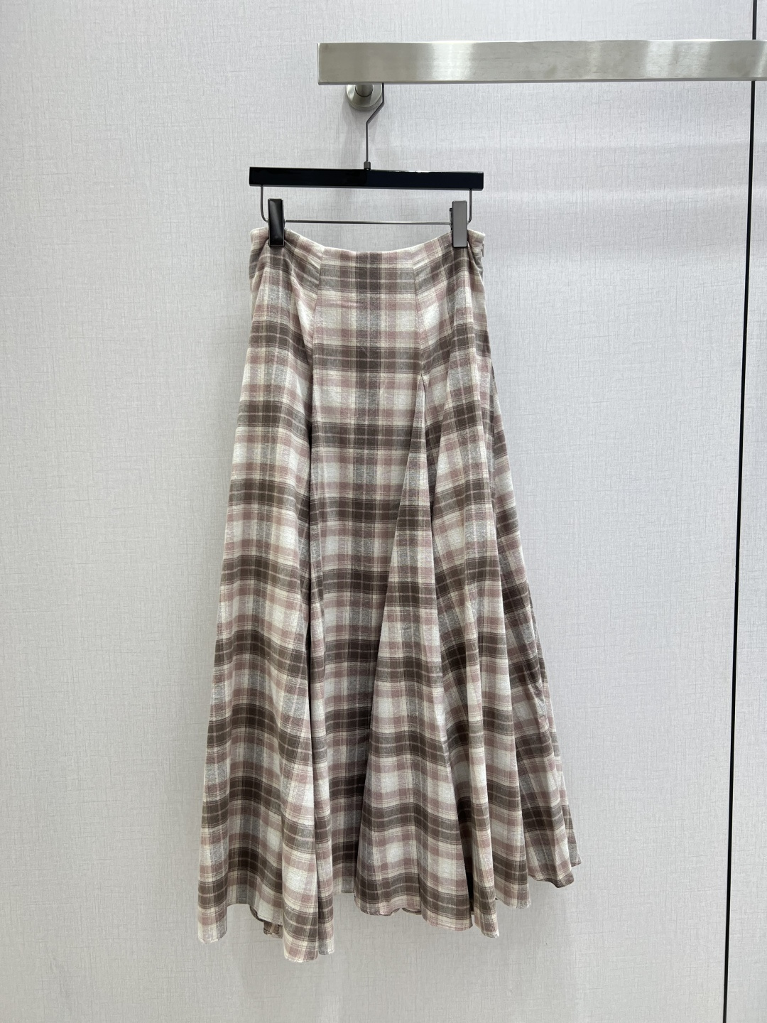 NO:747786,Highly recommended 26 early spring new plaid pleated long skirt fabric YC exclusive custom weaving!  Long-staple cotton yarn-dyed yarn, yarn-dyed craftsmanship, and special post-processing, the feel is comparable to a gift from a king!  The auxiliary buttons are made of pure natural horn buttons!  The lining of the skirt is made of mulberry silk and cotton yarn blend, and is dyed according to the Pantone high-definition color card!  The zipper is dyed with YKK color matching!  The version is more optimized and suitable for wearing based on YB!  No need to worry!  One color SML code high quality ABC,,skirts,19860909强烈推荐 26早春新款 格纹压褶长半裙 面料 YC 独家定织！ 长绒棉色织纱线,色织工艺,后工艺进行特殊工艺处理,手感堪比国王的礼物！辅料纽扣采用纯天然真牛角扣加持！半裙内衬采用桑蚕丝棉纱混纺,进行潘通高定色卡对色定染！拉链采用 YKK 对色定染！版型在 YB 的基础上更加优化适穿！就不用担心啦！一个色 SML码 高品质ABC,,skirts,,Women's clothing