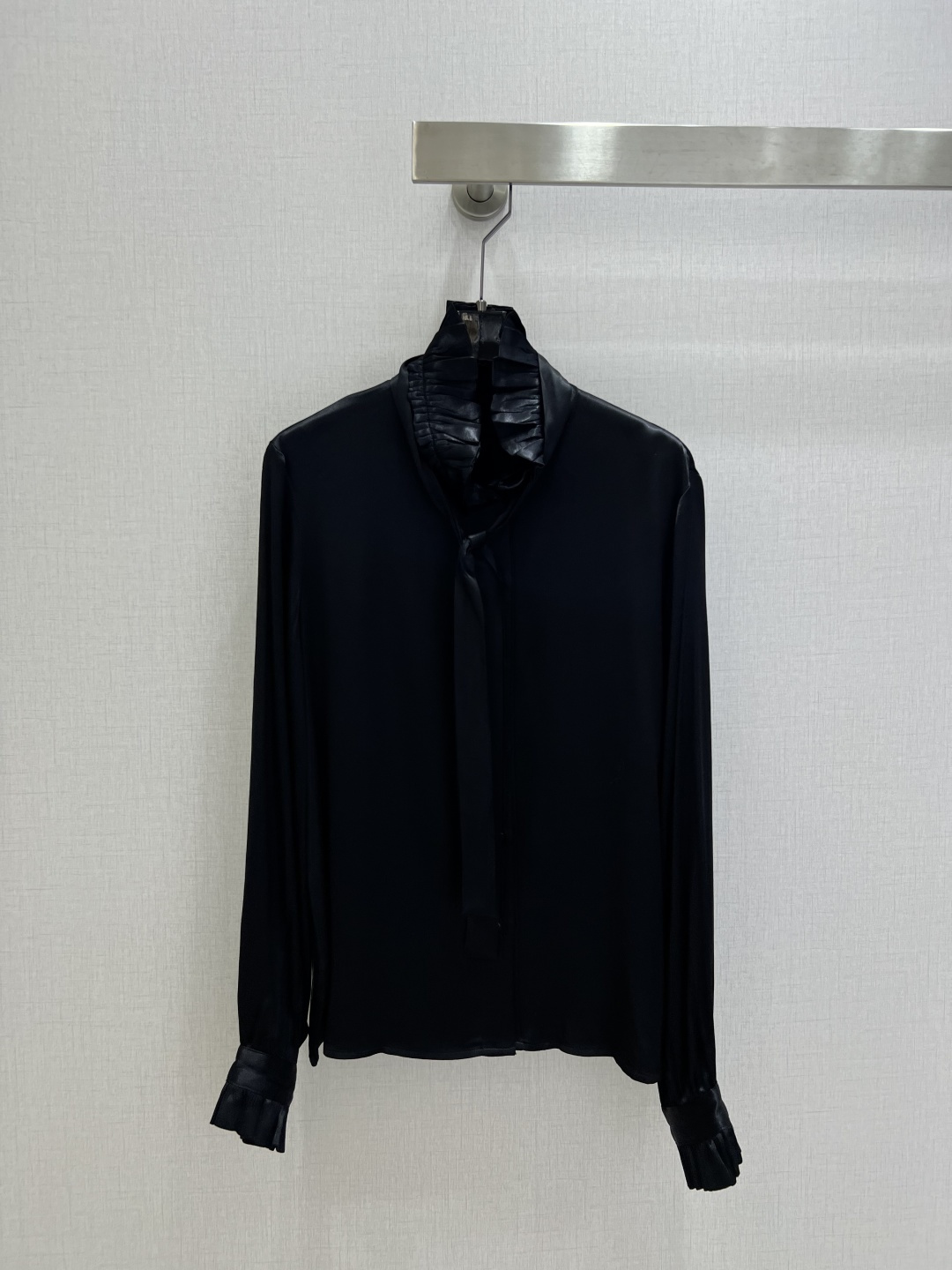 NO:751381,Highly recommended 26 early spring new lace collar long-sleeved shirt, retro and fashionable, low-key temperament and luxurious high-end!  The styles are versatile and not picky, customized technical fabrics, workmanship quality depends on the details. Bai Fumei is a must-have!  One color SMLXL code high quality ABC, shirts,19860909强烈推荐 26早春新款 花边领长袖衬衫 复古时髦 低调气质又奢华高级！版型百搭不挑人,定制科技面料 做工品质看细节.白富美必入！一个色 SMLXL码 高品质ABC,,shirts,,Women's clothing