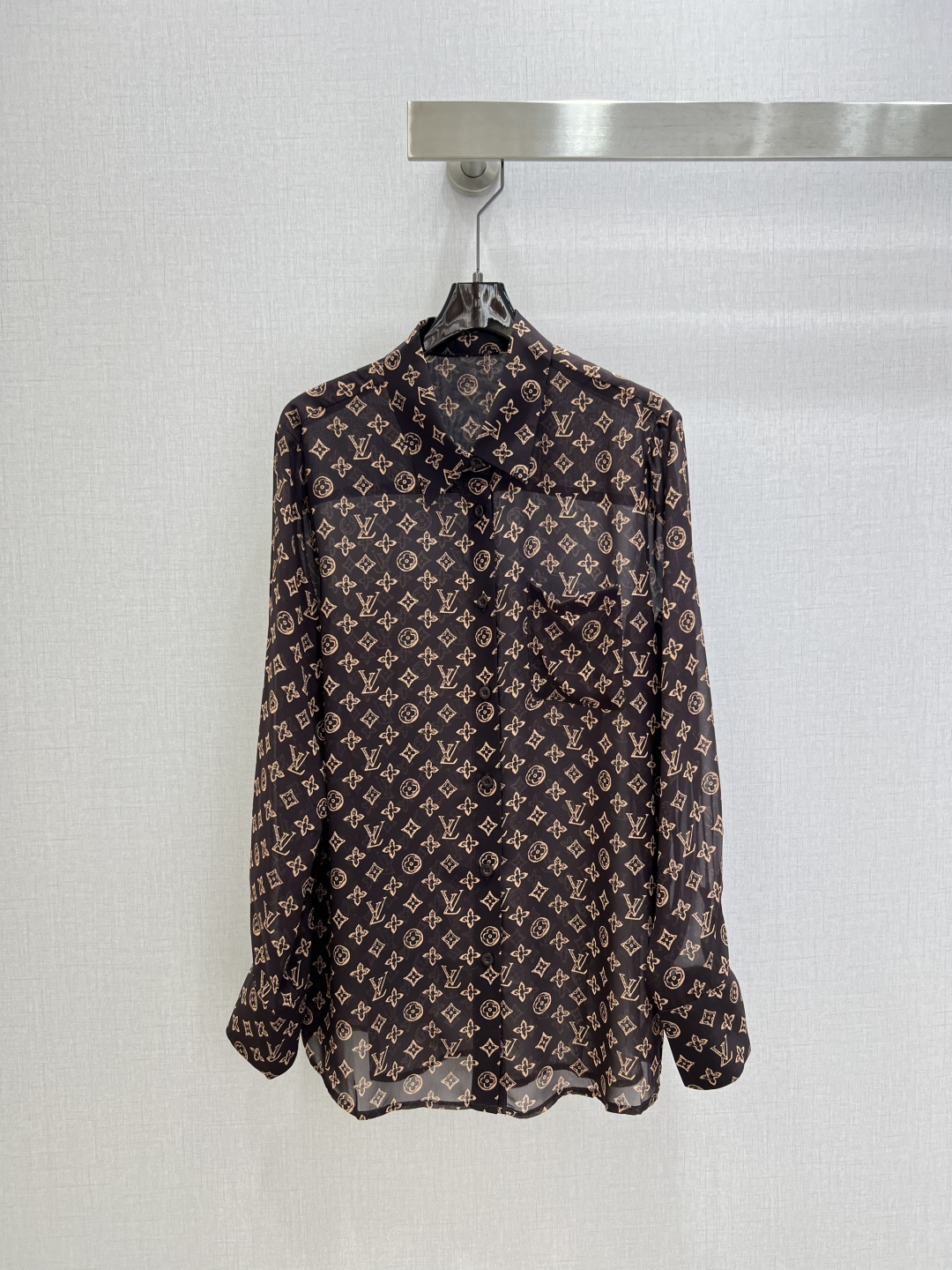 NO:750528,Highly recommended for the early spring of 26, the presbyopic lapel shirt is slightly see-through, looming, fashionable and discreet. It has an A-friendly style, and the version is easy to control. It is full of small details. Exquisite workmanship. The inner seams are sewn back and forth. The craft shirt is a great item and combination. It is fashionable for age reduction and has a good HOLD style. It wins the hearts of fairies. It is soft and textured. Classic work. Two colors. SML code. High quality ABC, shirts.19860909强烈推荐 26早春新款 老花翻领衬衫 微透视 若隐若现时尚小心机 可A可乖的风格,版型属于谁都好驾驭的,满满小细节太加分了.做工精致 内线来去缝工艺衬衣做为单品和搭配都是杠把子 减龄时尚 好HOLD住造型 深得仙女心 柔软有质感 经典之作 两个色 SML码 高品质ABC,,shirts,,Women's clothing