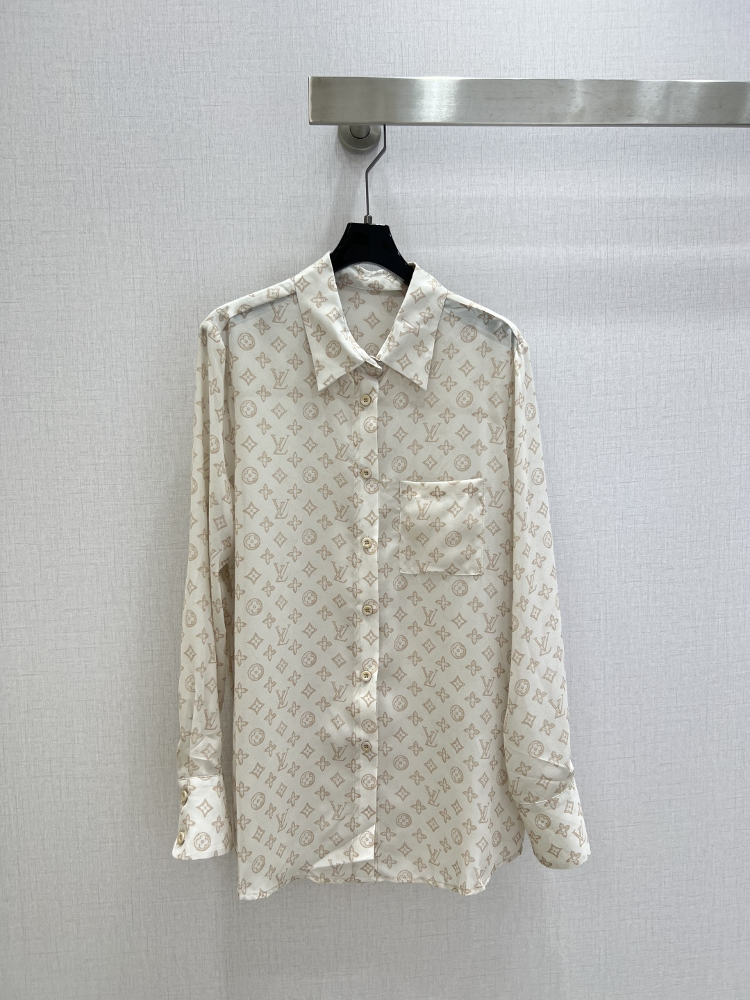 NO:750520,Highly recommended for the early spring of 26, the presbyopic lapel shirt is slightly see-through, looming, fashionable and discreet. It has an A-friendly style, and the version is easy to control. It is full of small details. Exquisite workmanship. The inner seams are sewn back and forth. The craft shirt is a great item and combination. It is fashionable for age reduction and has a good HOLD style. It wins the hearts of fairies. It is soft and textured. Classic work. Two colors. SML code. High quality ABC, shirts.19860909强烈推荐 26早春新款 老花翻领衬衫 微透视 若隐若现时尚小心机 可A可乖的风格,版型属于谁都好驾驭的,满满小细节太加分了.做工精致 内线来去缝工艺衬衣做为单品和搭配都是杠把子 减龄时尚 好HOLD住造型 深得仙女心 柔软有质感 经典之作 两个色 SML码 高品质ABC,,shirts,,Women's clothing