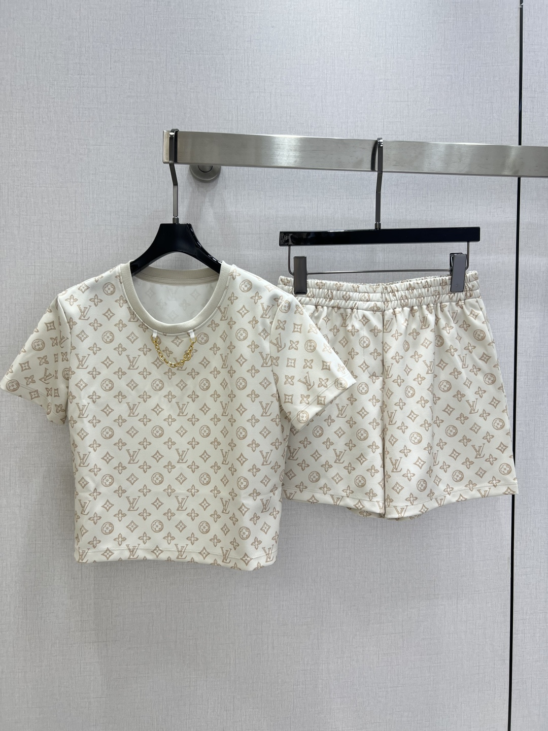 NO:750536,Highly recommended for the early spring of 26, the presbyopic chain short-sleeved suit is extremely comfortable and there is no reason to refuse it. It has a cool style and is suitable for daily commuting, regardless of the occasion. The design is unique, the layering is richer, and the small details are a plus. Two colors, SML code, high quality ABC, T-shirt,19860909强烈推荐 26早春新款 老花链条短袖套装 舒适度极强 没有理由可以拒绝它.可A可飒的风格,日常通勤穿什么的都是很OK的,不挑场合的.设计独特 层次感更加丰富,满满小细节太加分了 两个色 SML码 高品质ABC,,T-shirt,,Women's clothing