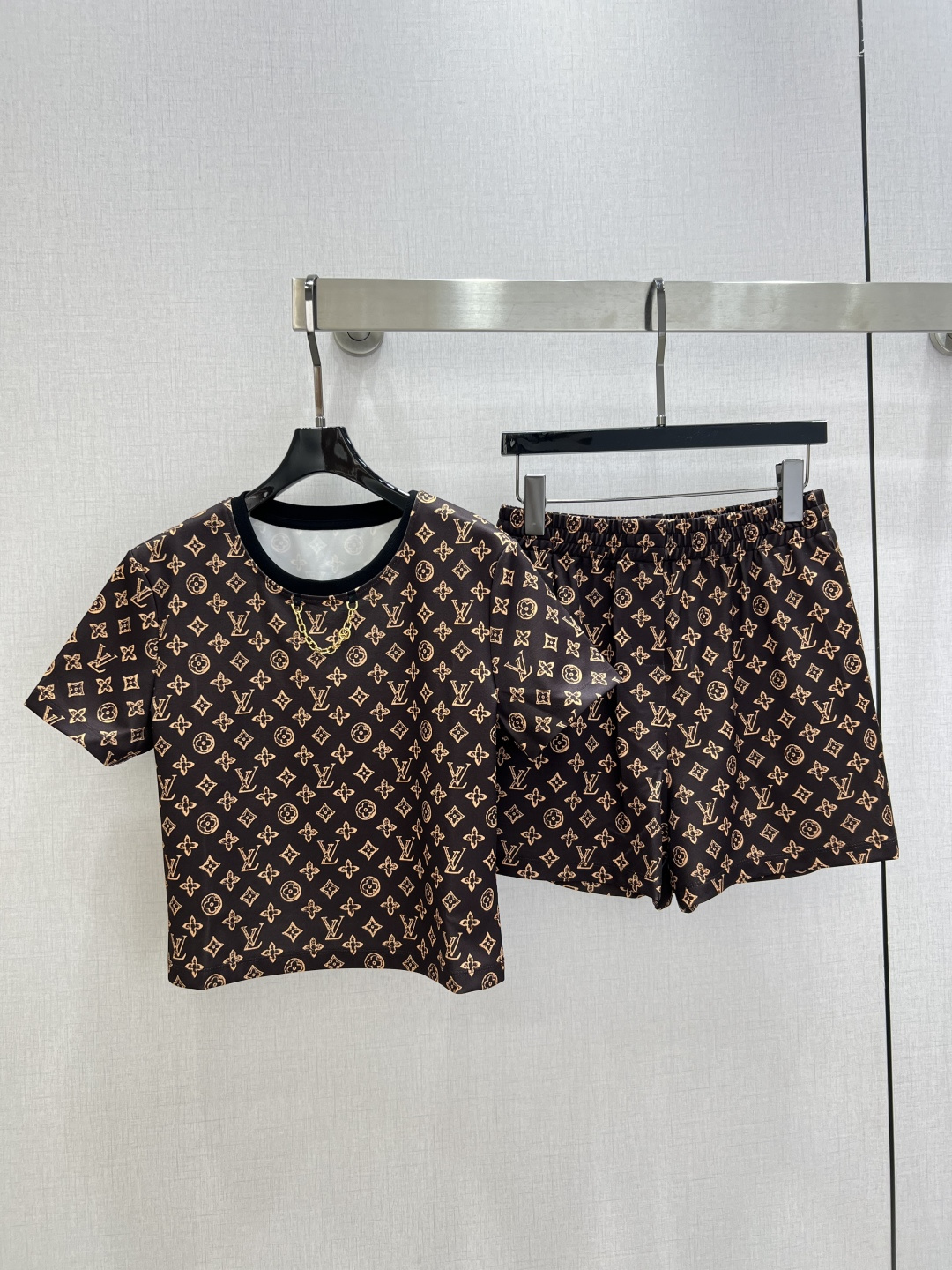 NO:750546,Highly recommended for the early spring of 26, the presbyopic chain short-sleeved suit is extremely comfortable and there is no reason to refuse it. It has a cool style and is suitable for daily commuting, regardless of the occasion. The design is unique, the layering is richer, and the small details are a plus. Two colors, SML code, high quality ABC, T-shirt,19860909强烈推荐 26早春新款 老花链条短袖套装 舒适度极强 没有理由可以拒绝它.可A可飒的风格,日常通勤穿什么的都是很OK的,不挑场合的.设计独特 层次感更加丰富,满满小细节太加分了 两个色 SML码 高品质ABC,,T-shirt,,Women's clothing