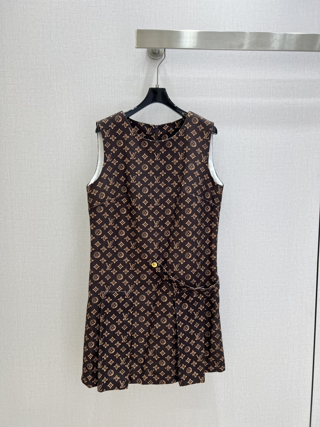 NO:750512,Highly recommended 26 early spring new style presbyopia pleated vest dress, fashionable and low-key, elegant and luxurious!  The styles are versatile and not picky, the original customized technical fabrics, the quality of workmanship depends on the details. A must-have for Bai Fumei!  Two colors SML code high quality ABC,,skirts,19860909强烈推荐 26早春新款 老花褶皱背心连衣裙 时髦低调 气质又奢华高级！版型百搭不挑人,原版定制科技面料 做工品质看细节.白富美必入！两个色 SML码 高品质ABC,,skirts,,Women's clothing