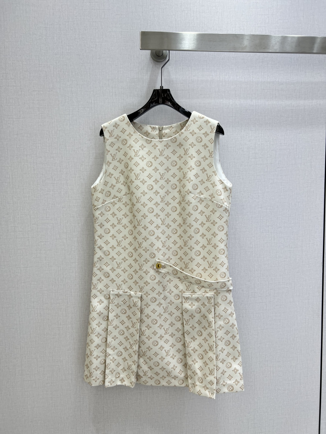 NO:750503,Highly recommended 26 early spring new style presbyopia pleated vest dress, fashionable and low-key, elegant and luxurious!  The styles are versatile and not picky, the original customized technical fabrics, the quality of workmanship depends on the details. A must-have for Bai Fumei!  Two colors SML code high quality ABC,,skirts,19860909强烈推荐 26早春新款 老花褶皱背心连衣裙 时髦低调 气质又奢华高级！版型百搭不挑人,原版定制科技面料 做工品质看细节.白富美必入！两个色 SML码 高品质ABC,,skirts,,Women's clothing