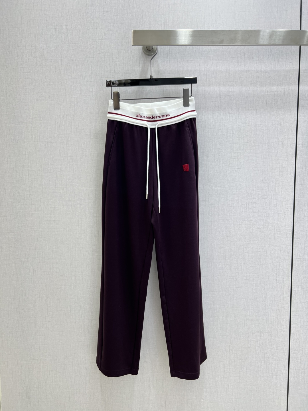 NO:750493,Highly recommend the new 26 early spring webbing drawstring trousers. Both colors are excellent. You are not picky about your body shape. The upper body is particularly great!  The style of the matching is also very versatile. Exquisite advanced customization. The texture of the fabric is awesome. Retro and elegant. The upper body is cool and handsome, age-reducing and fashionable. Two colors. SML code. High quality ABC,,19860909强烈推荐 26早春新款 织带抽绳长裤 两色都很优秀 不挑剔身形要求 上身特别赞！搭配的风格也很通吃 精致高级定制 富有肌理感的面料质感超赞 复古优雅 上身酷帅减龄时髦精 两个色 SML码 高品质ABC,,,Women's clothing