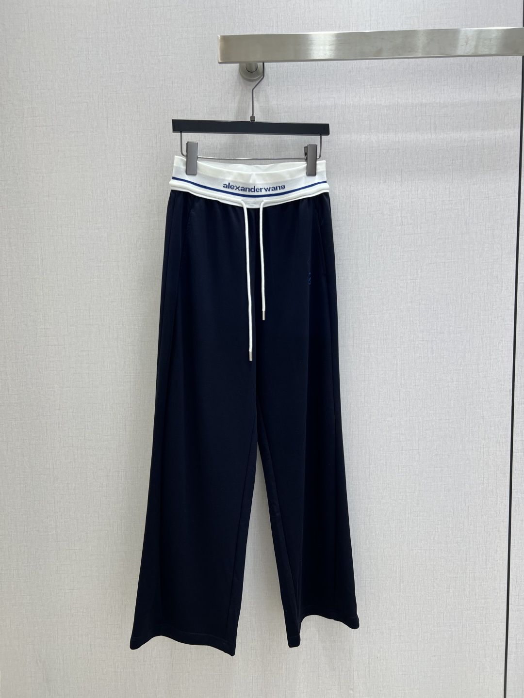 NO:750526,Highly recommend the new 26 early spring webbing drawstring trousers. Both colors are excellent. You are not picky about your body shape. The upper body is particularly great!  The style of the matching is also very versatile. Exquisite advanced customization. The texture of the fabric is awesome. Retro and elegant. The upper body is cool and handsome, age-reducing and fashionable. Two colors. SML code. High quality ABC,,19860909强烈推荐 26早春新款 织带抽绳长裤 两色都很优秀 不挑剔身形要求 上身特别赞！搭配的风格也很通吃 精致高级定制 富有肌理感的面料质感超赞 复古优雅 上身酷帅减龄时髦精 两个色 SML码 高品质ABC,,,Women's clothing