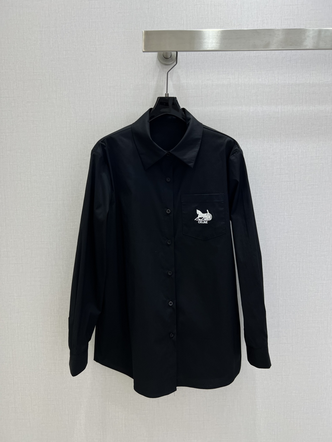 NO:750510,Highly recommended 26 early spring new embroidered horse pocket long-sleeved shirt. Low-key luxury three-dimensional tailoring. Streamlined line design. Noble and elegant yet full of gentle and intellectual temperament. Imported special materials. You will be amazed when you receive it. The texture of the customized fabric is amazing!  Two colors SML code high quality ABC, shirts,19860909强烈推荐 26早春新款 刺绣马口袋长袖衬衫 低调奢华立体剪裁 精简线条感设计 高贵典雅又尽显温柔知性的气质 进口特殊材质 收到手会很惊艳 定制面料质感超赞！两个色 SML码 高品质ABC,,shirts,,Women's clothing