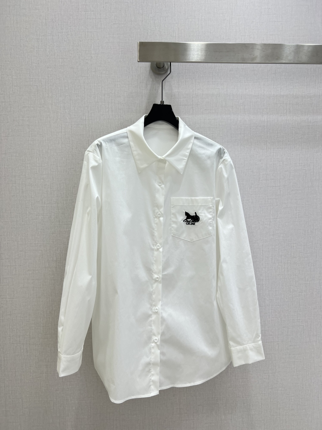 NO:750500,Highly recommended 26 early spring new embroidered horse pocket long-sleeved shirt. Low-key luxury three-dimensional tailoring. Streamlined line design. Noble and elegant yet full of gentle and intellectual temperament. Imported special materials. You will be amazed when you receive it. The texture of the customized fabric is amazing!  Two colors SML code high quality ABC, shirts,19860909强烈推荐 26早春新款 刺绣马口袋长袖衬衫 低调奢华立体剪裁 精简线条感设计 高贵典雅又尽显温柔知性的气质 进口特殊材质 收到手会很惊艳 定制面料质感超赞！两个色 SML码 高品质ABC,,shirts,,Women's clothing