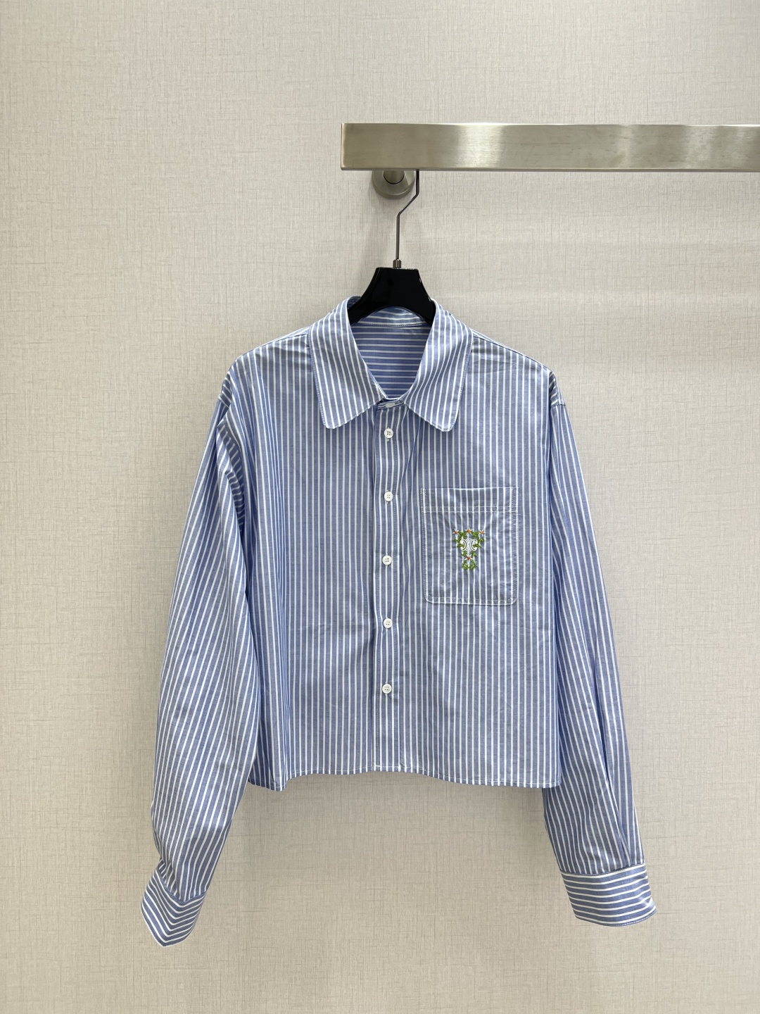 NO:751408,Highly recommended 26 early spring new style. The upper body of the flower embroidered striped shirt is really good. The chest pocket embroidery is matched with fresh blue and white stripes. You can easily wear it with any combination and have a relaxed feeling. One color SML code. High quality ABC, shirts,19860909强烈推荐 26早春新款 花朵刺绣条纹衬衫上身真的好绝胸前口袋绣花搭配清新蓝白间色条纹元素,随便搭配都能轻松拥有松弛感穿搭 一个色 SML码 高品质ABC,,shirts,,Women's clothing