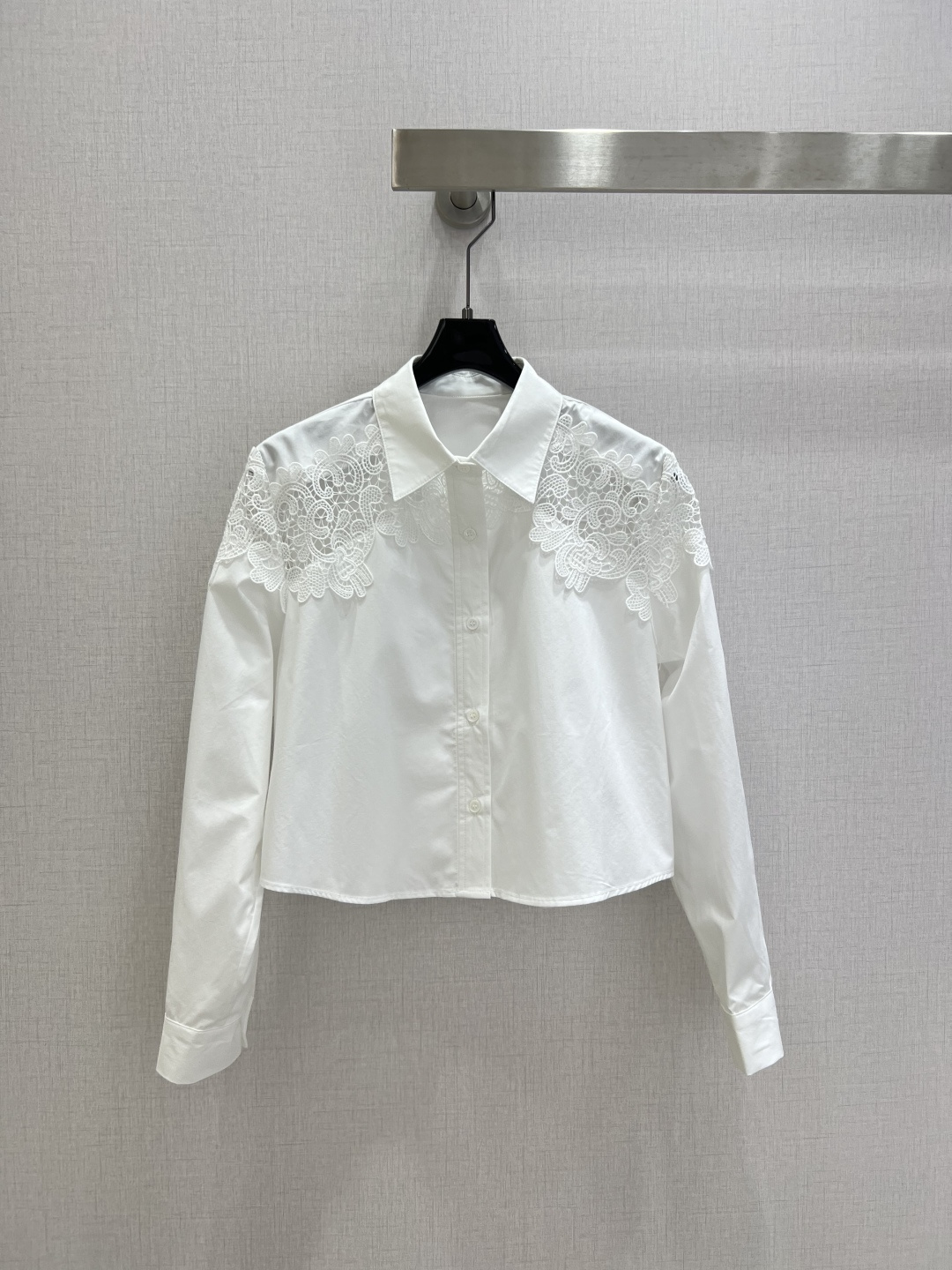 NO:751403,Highly recommended 26 early spring new embroidered lace lapel hollow shirt, exquisite retro ~ fashionable age-reducing embroidered lace striped short shirt top, one color SML code, high quality ABC,, shirts,19860909强烈推荐 26早春新款 刺绣蕾丝翻领镂空衬衫 精致复古~时髦减龄刺绣蕾丝条纹短款衬衫上衣 一个色 SML码 高品质ABC,,shirts,,Women's clothing