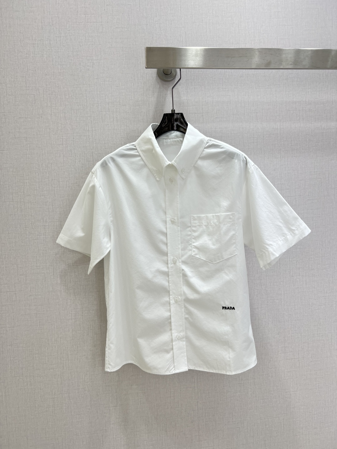 NO:751397,Highly recommended 26 early spring new lapel short-sleeved shirt. It is made of high-quality pure cotton. It is soft and breathable. It is super comfortable to wear in summer! Simple design + small chest pocket. Practical and detailed. It is OK to wear alone or layered. It can be easily used for commuting and leisure. It looks good no matter how you wear it. It is a must-have item for your summer wardrobe!  One color SML code high quality ABC, shirts, T-shirt,19860909强烈推荐 26早春新款 翻领短袖衬衫 采用高品质纯棉 柔软透气 夏天穿超舒服!简约设计+胸前小口袋 实用又有细节感 单穿或叠搭都很OK 通勤休闲都能轻松驾驭 怎么搭都好看,是夏季衣橱必备单品！一个色 SML码 高品质ABC,,shirts,T-shirt,,Women's clothing