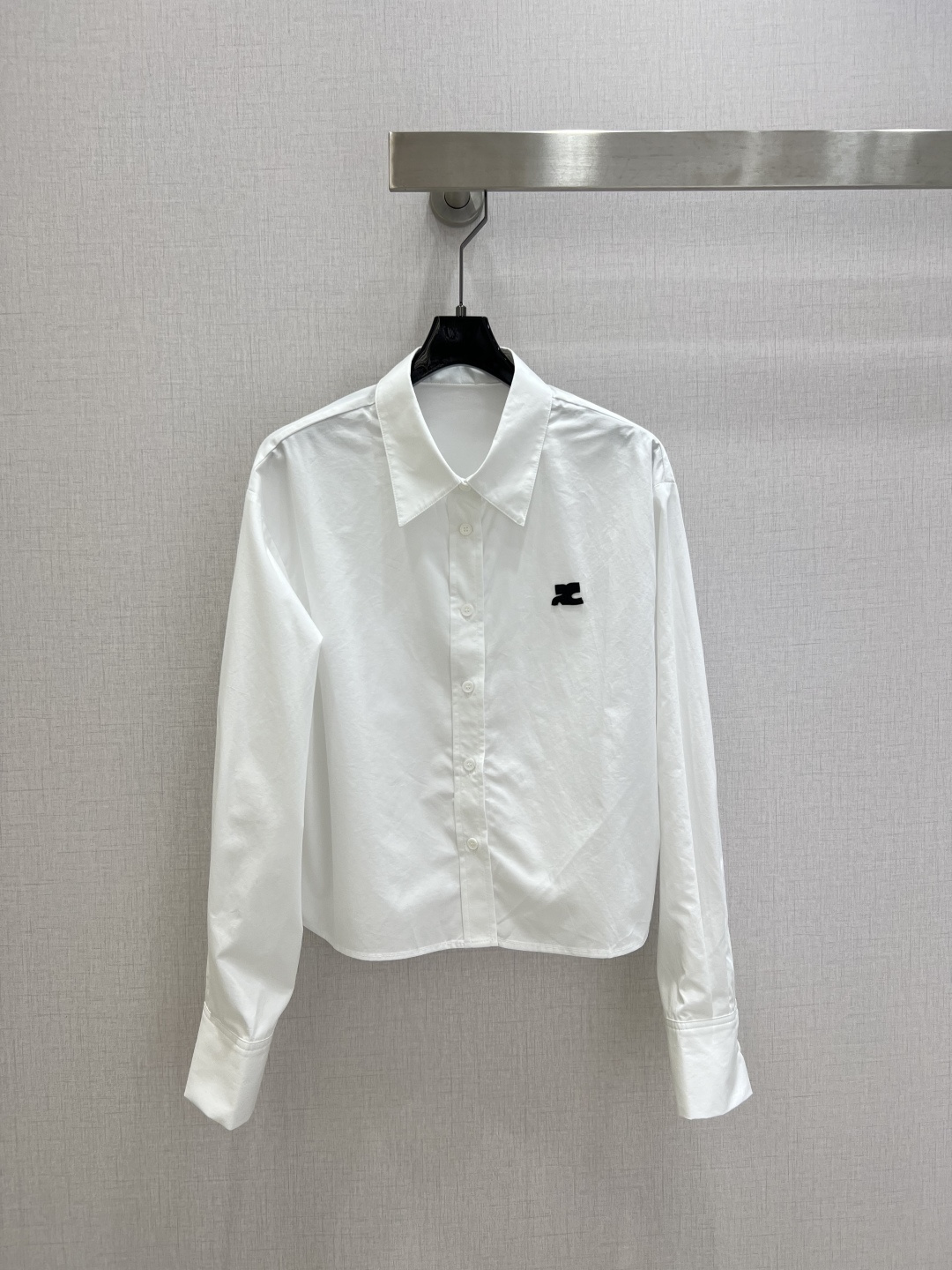 NO:751412,Highly recommended 26 early spring new plaid embroidered shirt, simple plaid fashion logo short casual shirt, two colors SML code, high quality ABC,,shirts,19860909强烈推荐 26早春新款 格纹绣品衬衫 简约格子时尚logo短款休闲衬衫 两个色 SML码 高品质ABC,,shirts,,Women's clothing