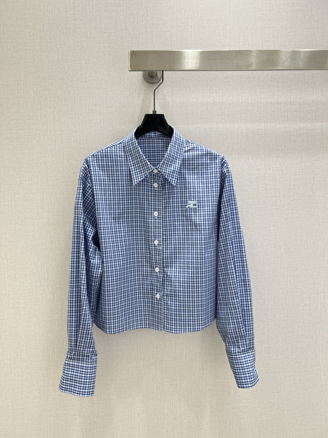 NO:751394,Highly recommended 26 early spring new plaid embroidered shirt, simple plaid fashion logo short casual shirt, two colors SML code, high quality ABC,,shirts,19860909强烈推荐 26早春新款 格纹绣品衬衫 简约格子时尚logo短款休闲衬衫 两个色 SML码 高品质ABC,,shirts,,Women's clothing