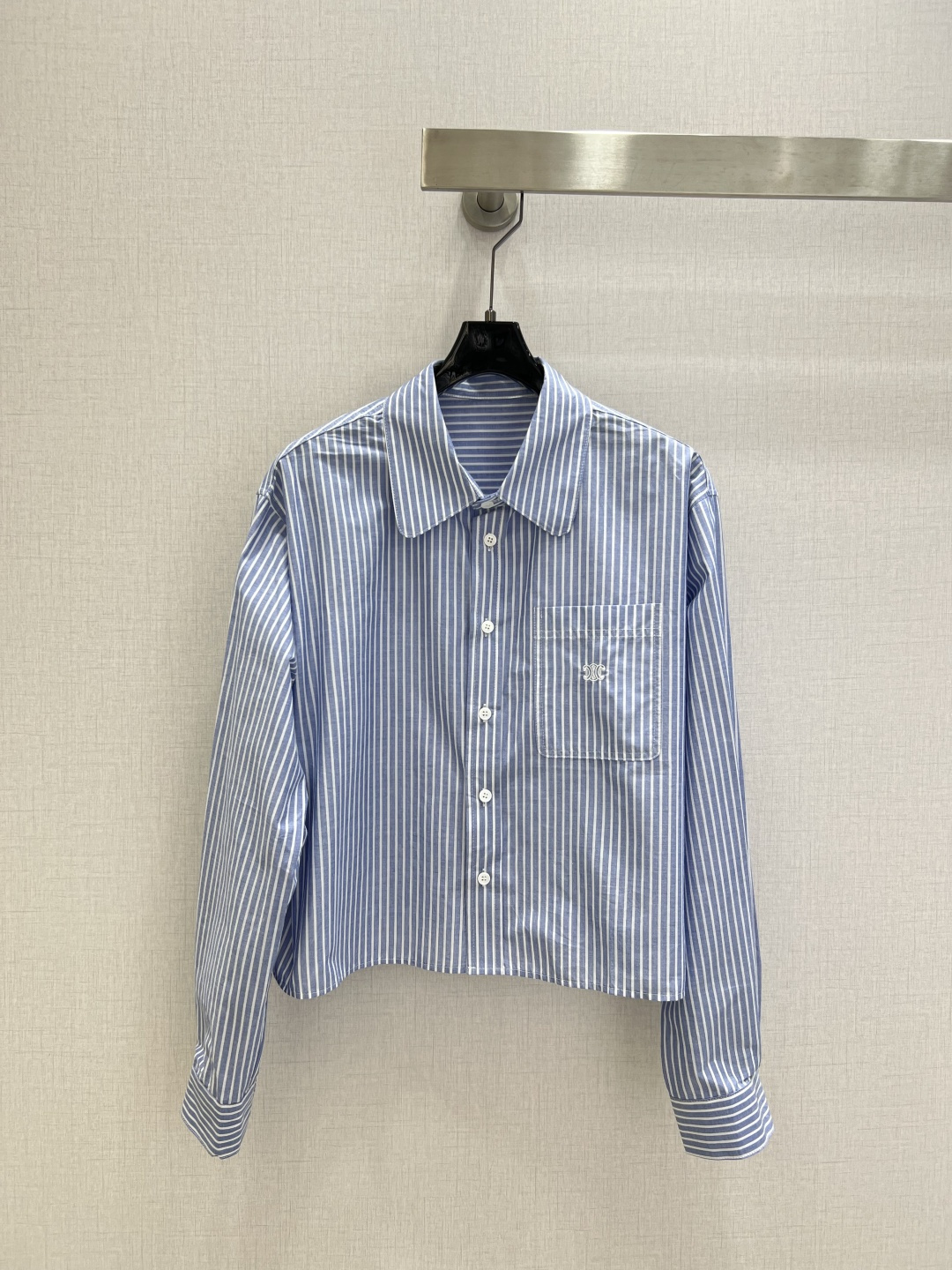 NO:751407,Highly recommended 26 early spring new embroidered striped shirt. The upper body is really good. The chest pocket is paired with fresh blue and white stripes. It can be easily worn with any combination. One color SML code. High quality ABC, shirts,19860909强烈推荐 26早春新款 刺绣条纹衬衫 上身真的好绝胸前口袋搭配清新蓝白间色条纹元素,随便搭配都能轻松拥有松弛感穿搭 一个色 SML码 高品质ABC,,shirts,,Women's clothing