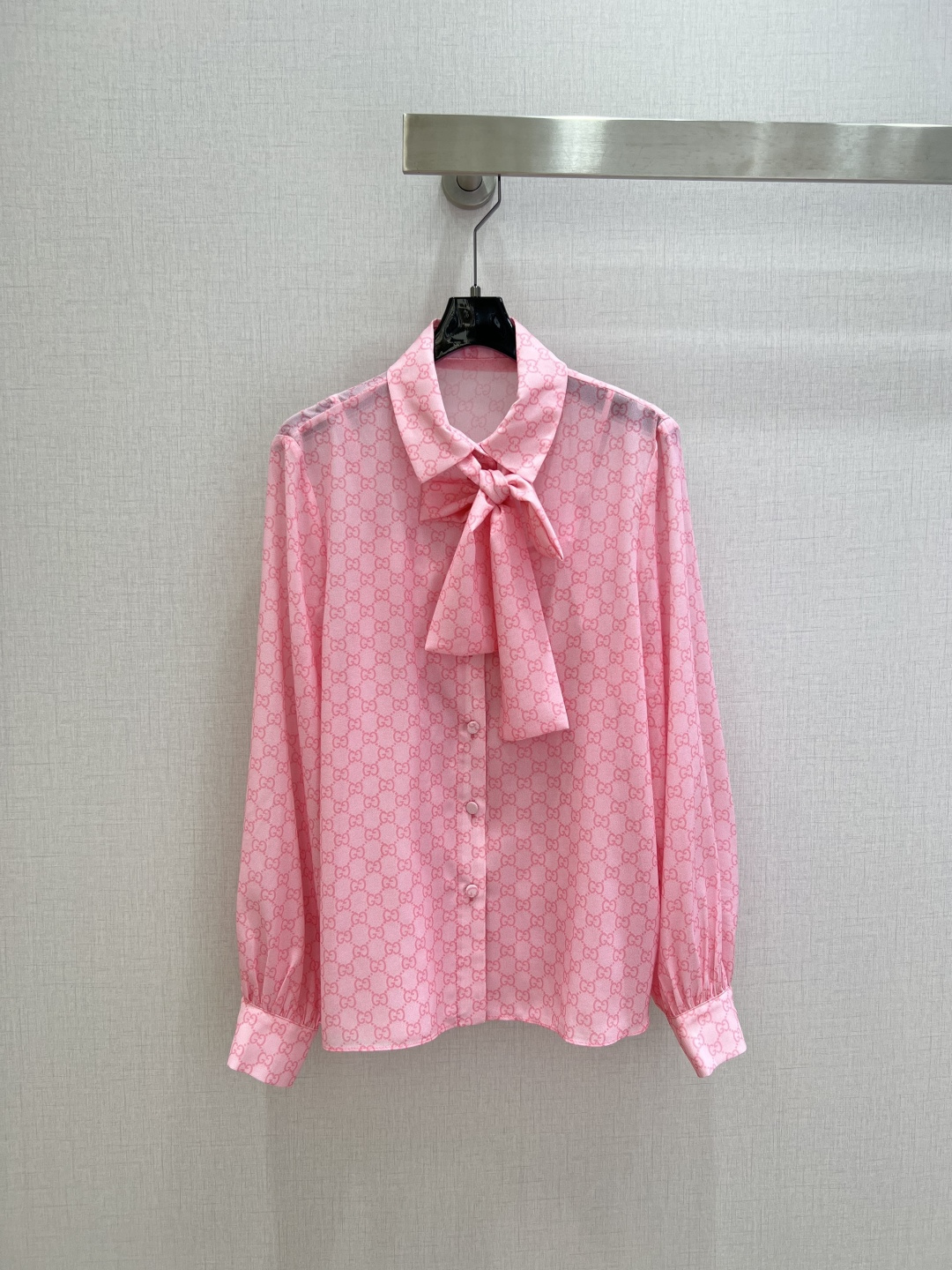 NO:751364,Highly recommended for early spring 26, printed silk scarf shirt, printed cake long skirt, separate batches, advanced custom-made fabric, light and breathable fabric, three-dimensional tailoring, matched with the same series of skirts, a set of upper body to create a fashionable style, low-key display of brand elegance, elegant and relaxed sophistication, one color, SMLXL code, high quality lining, skirts, shirts,19860909强烈推荐 26早春新款 印花丝巾衬衫印花蛋糕长半裙 分开批 高级定制面料 面料轻薄透气 立体剪裁 搭配同系列半裙 一套上身打造时髦风格 低调彰显品牌贵气 优雅又松弛的精致感 一个色 SMLXL码 高品质衬,,skirts,shirts,,Women's clothing