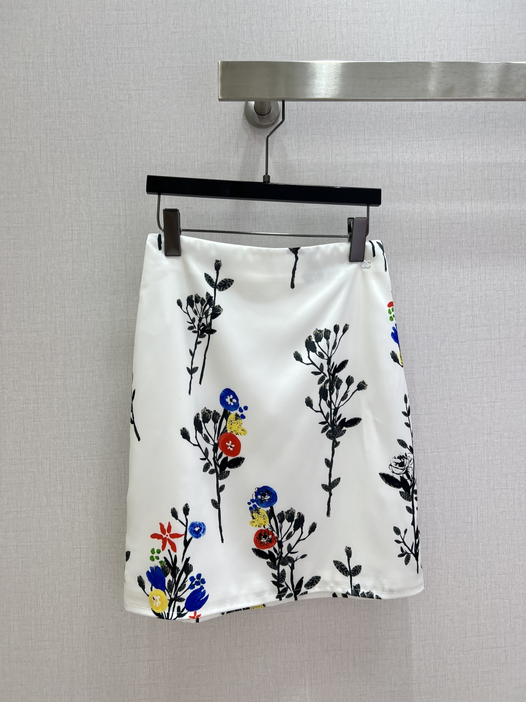 NO:751354,Highly recommended for early spring 26, printed long-sleeved shirts, printed skirts, separate batches, new series, French style long-sleeved shirts, advanced custom fabrics, light and breathable fabrics, three-dimensional tailoring, matched with skirts from the same series, a set of upper body to create a fashionable style, low-key display of brand elegance, elegant and relaxed sophistication, one color SML code, high quality,,skirts,shirts,19860909强烈推荐 26早春新款 印花长袖衬衫印花半裙 分开批 系列新款 法式小香风长袖衬衫 高级定制面料 面料轻薄透气 立体剪裁 搭配同系列半裙 一套上身打造时髦风格 低调彰显品牌贵气 优雅又松弛的精致感 一个色 SML码 高品,,skirts,shirts,,Women's clothing