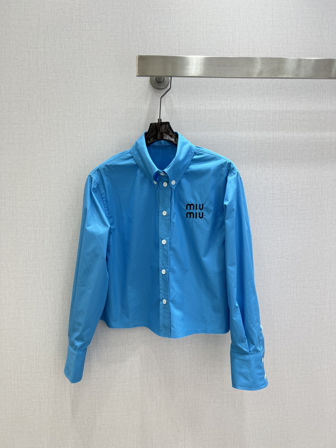NO:751409,Highly recommended 26 early spring new style letter embroidered lapel shirt. High-quality age-reducing fashionable shirt. You can easily wear it with a relaxed feel. One color SML code. High-quality ABC, shirts,19860909强烈推荐 26早春新款 字母刺绣翻领衬衫 高品质减龄时尚衬衣 随便搭配都能轻松拥有松弛感穿搭 一个色 SML码 高品质ABC,,shirts,,Women's clothing