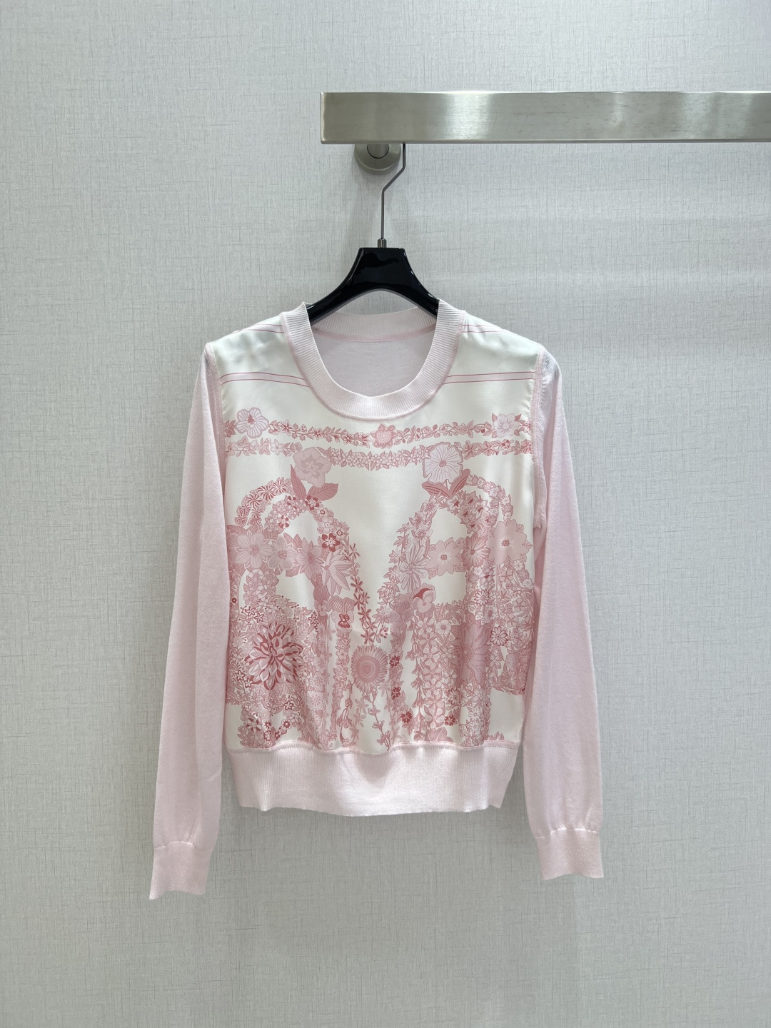 NO:751816,Highly recommended 26 early spring new positioning printed long-sleeved top, the same style as the counter. The front panel is 19mm silk twill with positioning printing, and the knitted yarn on the back is silk wool blend. It is comfortable and skin-friendly when worn close to the body. It is comfortable and skin-friendly to wear close to the body. Special hand-made sewing plate technology, all seams are exquisite round and hemmed. Same workmanship as the counter, very high-end. Round neck drop shoulder pullover style, versatile and not flattering, four colors SMLXLXXL code  High quality ABC,,real silk,19860909强烈推荐 26早春新款 定位印花长袖上衣 专柜同款.前幅19姆米真丝斜纹绸定位印花,后片针织纱线为真丝羊毛混纺,贴身穿着舒适亲肤.贴身穿着舒适,亲肤.特制的手工缝盘工艺,全件接缝都是精致的圆同包边.同专柜做工,很上档次.圆领落肩套头款式,百搭不挑身,四个色 SMLXLXXL码 高品质ABC,,real silk,,Women's clothing