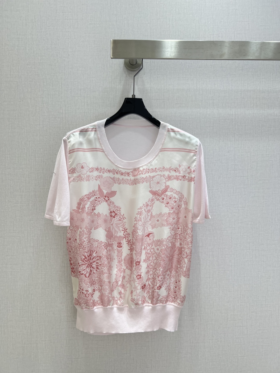 NO:751812,Highly recommended 26 early spring new style printed silk short-sleeved top, the same style as the counter. The front panel is 19 mm silk twill with positioning printing, and the knitted yarn on the back is silk wool blend. It is comfortable and skin-friendly to wear. It is comfortable and skin-friendly to wear close to the body. Special hand-sewn plate technology, all seams are exquisite round and hemmed. Made with the same counter, very high-grade. Round neck drop shoulder pullover style, versatile and not flattering, three colors  SMLXLXXL code high quality ABC, T-shirt, real silk,19860909强烈推荐 26早春新款 印花真丝短袖上衣 专柜同款.前幅19姆米真丝斜纹绸定位印花,后片针织纱线为真丝羊毛混纺,贴身穿着舒适亲肤.贴身穿着舒适,亲肤.特制的手工缝盘工艺,全件接缝都是精致的圆同包边.同专柜做工,很上档次.圆领落肩套头款式,百搭不挑身,三个色 SMLXLXXL码 高品质ABC,,T-shirt,real silk,,Women's clothing