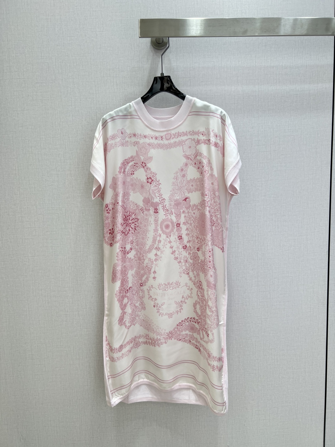 NO:751814,Highly recommended 26 early spring new printed silk dress H official website same style silk and knitted. The front piece is 19mm pure silk twill thick positioning printing, the back piece is silk blended with imported jacquard technology, the dress version is super slim, light and breathable when worn close to the body. The splicing parts of knitted and silk are done by hand sewing machine, fine workmanship, fashionable and versatile. Three colors SMLXL code High quality ABC, skirts, real silk,19860909强烈推荐 26早春新款 印花真丝连衣裙 H官网同款真丝拼针织.前片19姆米纯真丝斜纹稠定位印花,后片真丝混纺进口提花工艺,连衣裙版型超级显瘦,贴身穿着轻盈透气.针织与真丝的拼接部分都为手工缝盘机完成,做工精细,时尚百搭.三个色 SMLXL码 高品质ABC,,skirts,real silk,,Women's clothing