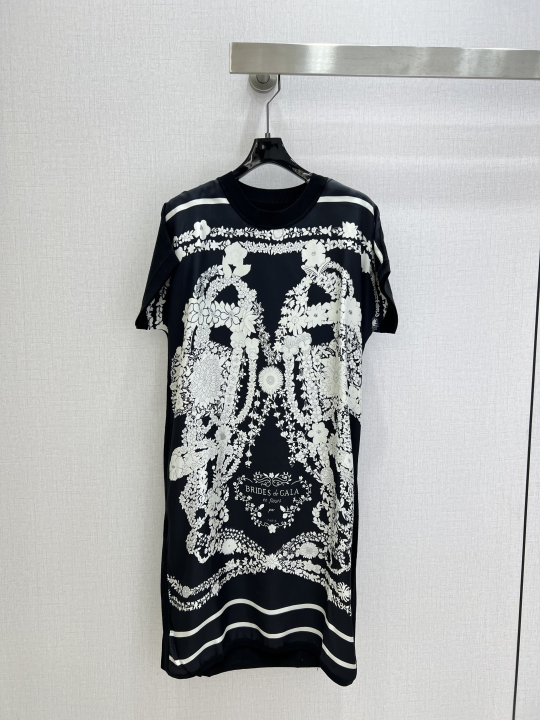 NO:751808,Highly recommended 26 early spring new printed silk dress H official website same style silk and knitted. The front piece is 19mm pure silk twill thick positioning printing, the back piece is silk blended with imported jacquard technology, the dress version is super slim, light and breathable when worn close to the body. The splicing parts of knitted and silk are done by hand sewing machine, fine workmanship, fashionable and versatile. Three colors SMLXL code High quality ABC, skirts, real silk,19860909强烈推荐 26早春新款 印花真丝连衣裙 H官网同款真丝拼针织.前片19姆米纯真丝斜纹稠定位印花,后片真丝混纺进口提花工艺,连衣裙版型超级显瘦,贴身穿着轻盈透气.针织与真丝的拼接部分都为手工缝盘机完成,做工精细,时尚百搭.三个色 SMLXL码 高品质ABC,,skirts,real silk,,Women's clothing