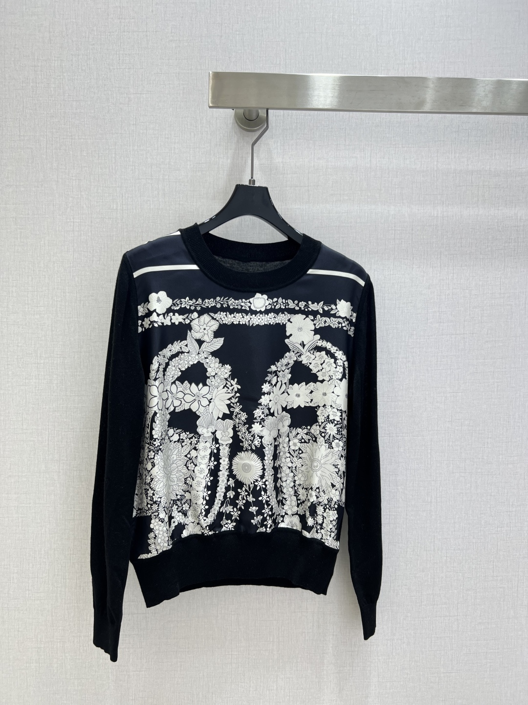 NO:751810,Highly recommended 26 early spring new positioning printed long-sleeved top, the same style as the counter. The front panel is 19mm silk twill with positioning printing, and the knitted yarn on the back is silk wool blend. It is comfortable and skin-friendly when worn close to the body. It is comfortable and skin-friendly to wear close to the body. Special hand-made sewing plate technology, all seams are exquisite round and hemmed. Same workmanship as the counter, very high-end. Round neck drop shoulder pullover style, versatile and not flattering, four colors SMLXLXXL code  High quality ABC,,real silk,19860909强烈推荐 26早春新款 定位印花长袖上衣 专柜同款.前幅19姆米真丝斜纹绸定位印花,后片针织纱线为真丝羊毛混纺,贴身穿着舒适亲肤.贴身穿着舒适,亲肤.特制的手工缝盘工艺,全件接缝都是精致的圆同包边.同专柜做工,很上档次.圆领落肩套头款式,百搭不挑身,四个色 SMLXLXXL码 高品质ABC,,real silk,,Women's clothing