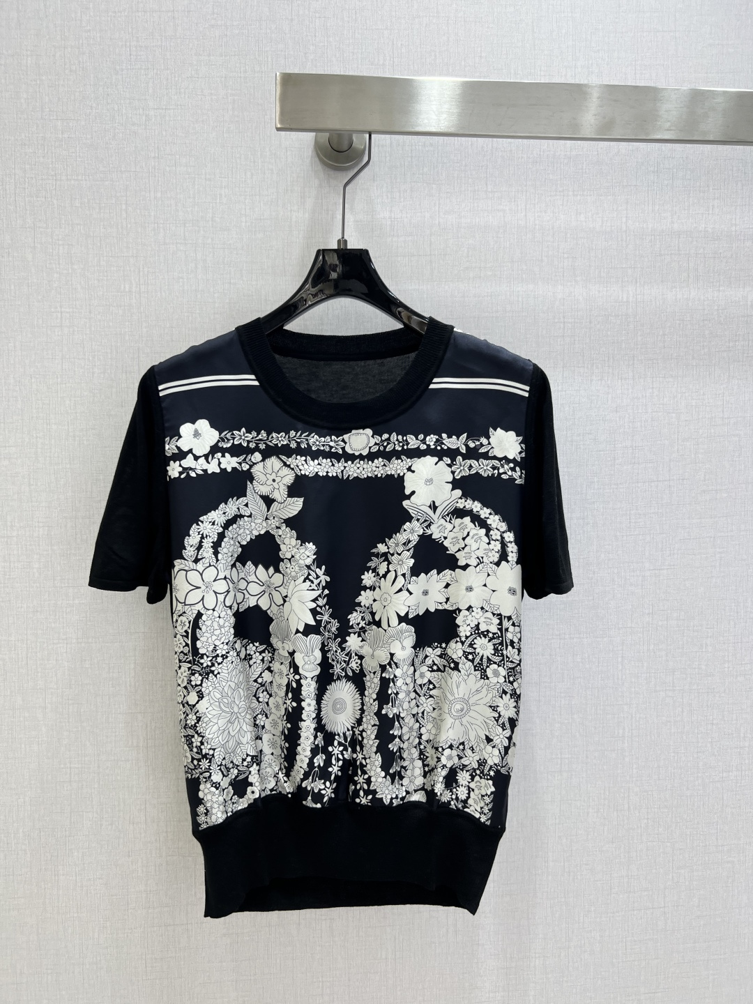 NO:751806,Highly recommended 26 early spring new style printed silk short-sleeved top, the same style as the counter. The front panel is 19 mm silk twill with positioning printing, and the knitted yarn on the back is silk wool blend. It is comfortable and skin-friendly to wear. It is comfortable and skin-friendly to wear close to the body. Special hand-sewn plate technology, all seams are exquisite round and hemmed. Made with the same counter, very high-grade. Round neck drop shoulder pullover style, versatile and not flattering, three colors  SMLXLXXL code high quality ABC, T-shirt, real silk,19860909强烈推荐 26早春新款 印花真丝短袖上衣 专柜同款.前幅19姆米真丝斜纹绸定位印花,后片针织纱线为真丝羊毛混纺,贴身穿着舒适亲肤.贴身穿着舒适,亲肤.特制的手工缝盘工艺,全件接缝都是精致的圆同包边.同专柜做工,很上档次.圆领落肩套头款式,百搭不挑身,三个色 SMLXLXXL码 高品质ABC,,T-shirt,real silk,,Women's clothing