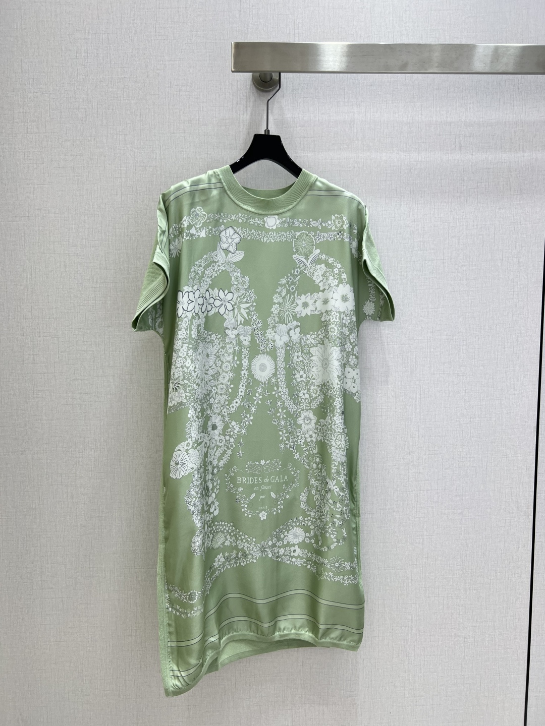 NO:751802,Highly recommended 26 early spring new printed silk dress H official website same style silk and knitted. The front piece is 19mm pure silk twill thick positioning printing, the back piece is silk blended with imported jacquard technology, the dress version is super slim, light and breathable when worn close to the body. The splicing parts of knitted and silk are done by hand sewing machine, fine workmanship, fashionable and versatile. Three colors SMLXL code High quality ABC, skirts, real silk,19860909强烈推荐 26早春新款 印花真丝连衣裙 H官网同款真丝拼针织.前片19姆米纯真丝斜纹稠定位印花,后片真丝混纺进口提花工艺,连衣裙版型超级显瘦,贴身穿着轻盈透气.针织与真丝的拼接部分都为手工缝盘机完成,做工精细,时尚百搭.三个色 SMLXL码 高品质ABC,,skirts,real silk,,Women's clothing