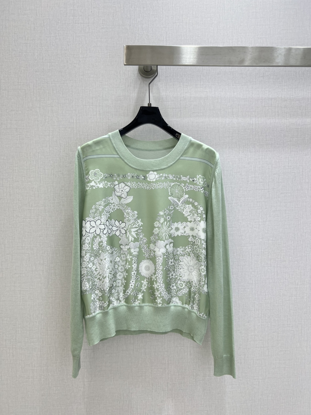 NO:751804,Highly recommended 26 early spring new positioning printed long-sleeved top, the same style as the counter. The front panel is 19mm silk twill with positioning printing, and the knitted yarn on the back is silk wool blend. It is comfortable and skin-friendly when worn close to the body. It is comfortable and skin-friendly to wear close to the body. Special hand-made sewing plate technology, all seams are exquisite round and hemmed. Same workmanship as the counter, very high-end. Round neck drop shoulder pullover style, versatile and not flattering, four colors SMLXLXXL code  High quality ABC,,real silk,19860909强烈推荐 26早春新款 定位印花长袖上衣 专柜同款.前幅19姆米真丝斜纹绸定位印花,后片针织纱线为真丝羊毛混纺,贴身穿着舒适亲肤.贴身穿着舒适,亲肤.特制的手工缝盘工艺,全件接缝都是精致的圆同包边.同专柜做工,很上档次.圆领落肩套头款式,百搭不挑身,四个色 SMLXLXXL码 高品质ABC,,real silk,,Women's clothing