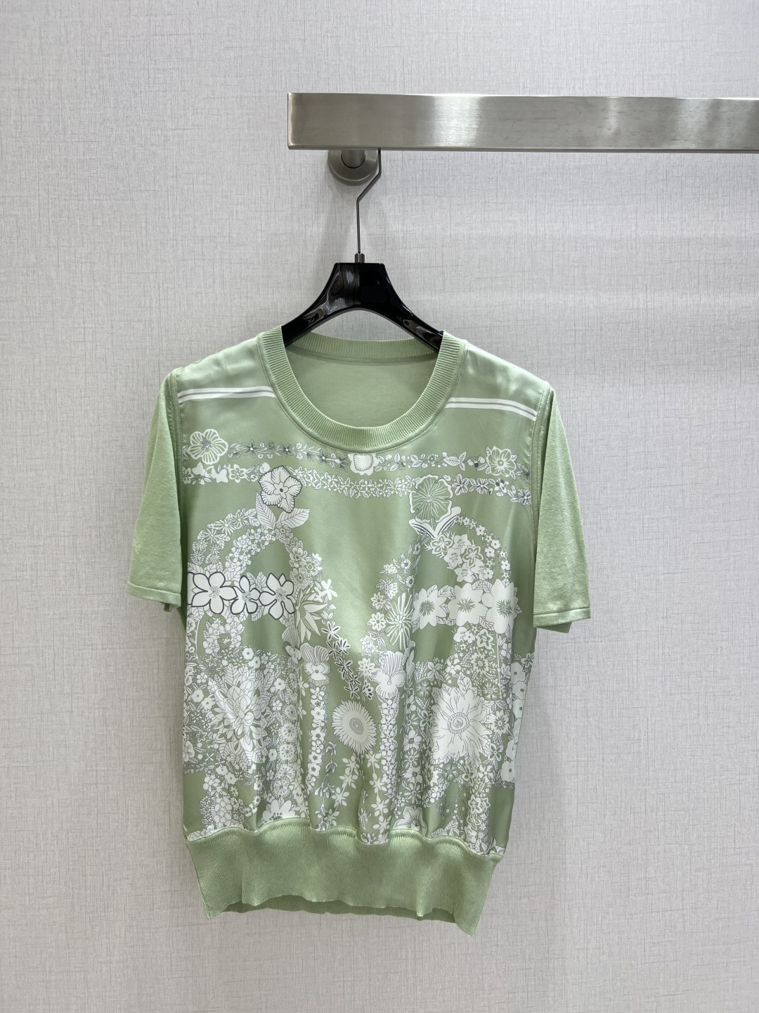 NO:751801,Highly recommended 26 early spring new style printed silk short-sleeved top, the same style as the counter. The front panel is 19 mm silk twill with positioning printing, and the knitted yarn on the back is silk wool blend. It is comfortable and skin-friendly to wear. It is comfortable and skin-friendly to wear close to the body. Special hand-sewn plate technology, all seams are exquisite round and hemmed. Made with the same counter, very high-grade. Round neck drop shoulder pullover style, versatile and not flattering, three colors  SMLXLXXL code high quality ABC, T-shirt, real silk,19860909强烈推荐 26早春新款 印花真丝短袖上衣 专柜同款.前幅19姆米真丝斜纹绸定位印花,后片针织纱线为真丝羊毛混纺,贴身穿着舒适亲肤.贴身穿着舒适,亲肤.特制的手工缝盘工艺,全件接缝都是精致的圆同包边.同专柜做工,很上档次.圆领落肩套头款式,百搭不挑身,三个色 SMLXLXXL码 高品质ABC,,T-shirt,real silk,,Women's clothing