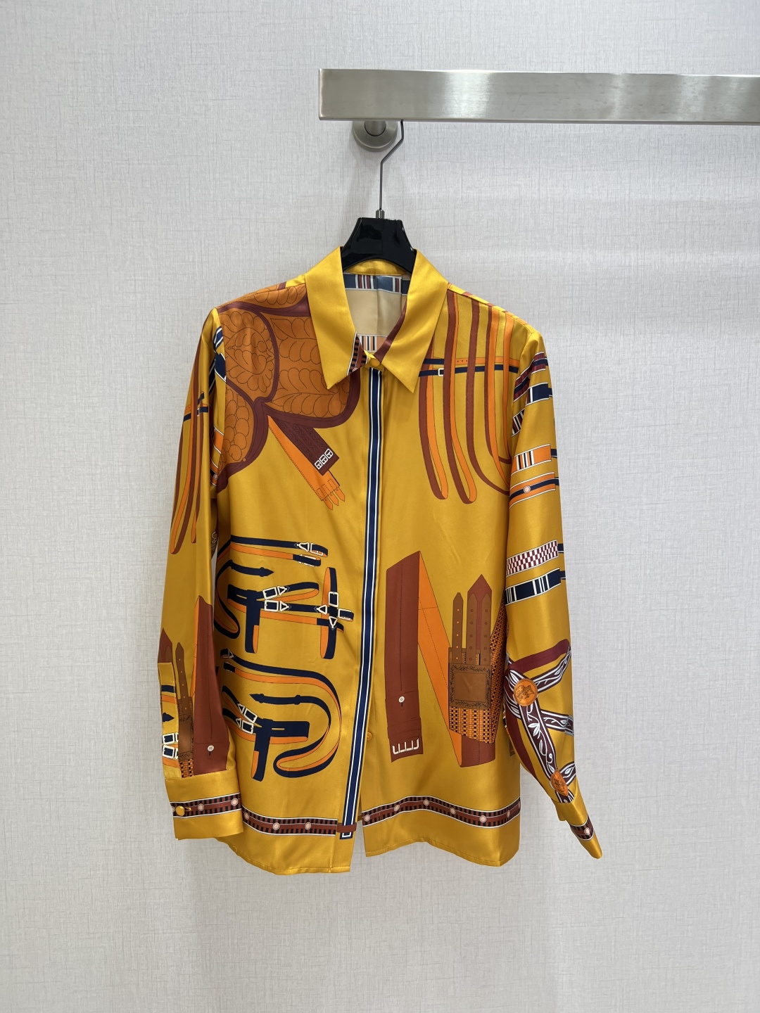 NO:751795,Highly recommended 26 early spring new silk printed shirt H official website of the same style silk twill shirt. 19 mm pure silk twill thick positioning printing on the front and back, fashionable and versatile style, fine workmanship. Two colors SMLXL code high quality ABC, shirts, real silk,19860909强烈推荐 26早春新款 真丝印花衬衫 H官网同款真丝斜纹绸衬衫.前后片19姆米纯真丝斜纹稠定位印花,时尚百搭款,做工精细.两个色 SMLXL码 高品质ABC,,shirts,real silk,,Women's clothing