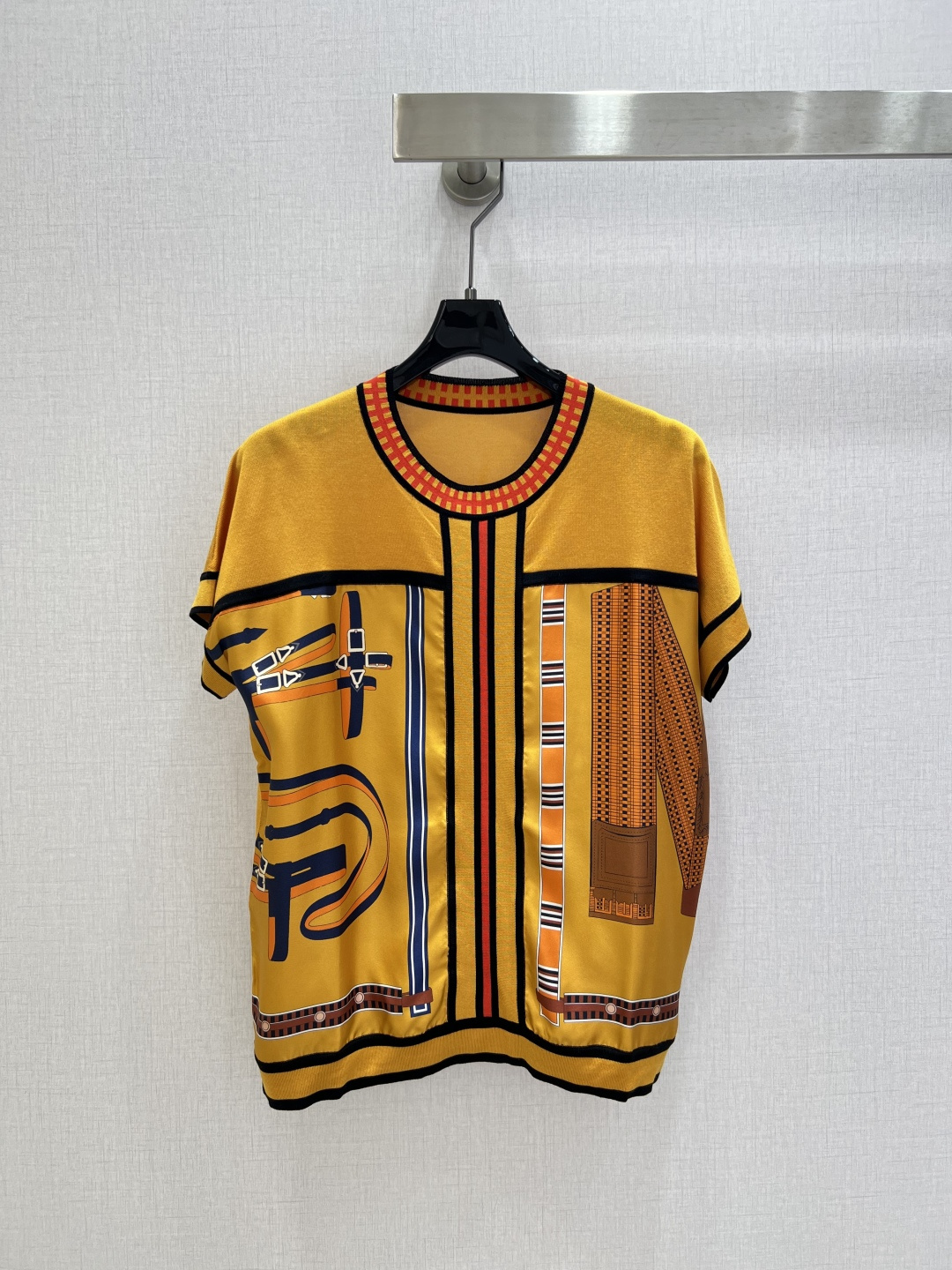 NO:751793,Highly recommended 26 early spring new silk printed short-sleeved top with the same style as the H official website, silk and knitted. The front piece is 19mm pure silk twill thick positioning printing, and the back piece yarn is ultra-fine mulberry silk and Tencel blend. It is light and breathable to wear close to the body. The splicing parts of knitted and silk are completed by hand sewing machine, fine workmanship. One color SMLXLXXL code, high quality ABC,, T-shirt, real silk,19860909强烈推荐 26早春新款 真丝印花短袖上衣 H官网同款真丝拼针织.前片19姆米纯真丝斜纹稠定位印花,后片纱线超细桑蚕丝天丝混纺.贴身穿着轻盈透气.针织与真丝的拼接部分都为手工缝盘机完成,做工精细.一个色 SMLXLXXL码 高品质ABC,,T-shirt,real silk,,Women's clothing