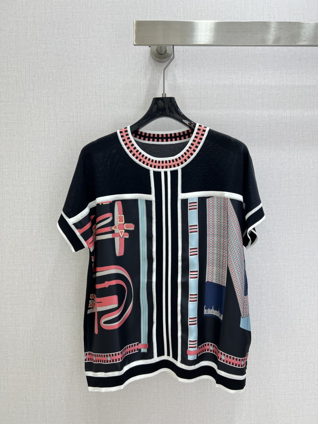 NO:751787,Highly recommended 26 early spring new silk printed short-sleeved top with the same style as the H official website, silk and knitted. The front piece is 19mm pure silk twill thick positioning printing, and the back piece yarn is ultra-fine mulberry silk and Tencel blend. It is light and breathable to wear close to the body. The splicing parts of knitted and silk are completed by hand sewing machine, fine workmanship. One color SMLXLXXL code, high quality ABC,, T-shirt, real silk,19860909强烈推荐 26早春新款 真丝印花短袖上衣 H官网同款真丝拼针织.前片19姆米纯真丝斜纹稠定位印花,后片纱线超细桑蚕丝天丝混纺.贴身穿着轻盈透气.针织与真丝的拼接部分都为手工缝盘机完成,做工精细.一个色 SMLXLXXL码 高品质ABC,,T-shirt,real silk,,Women's clothing