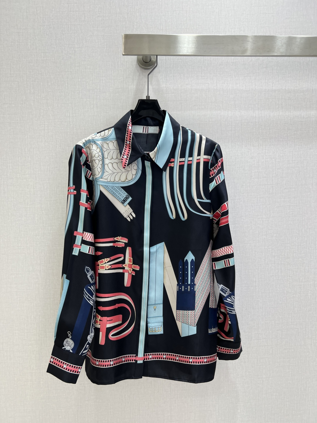 NO:751789,Highly recommended 26 early spring new silk printed shirt H official website of the same style silk twill shirt. 19 mm pure silk twill thick positioning printing on the front and back, fashionable and versatile style, fine workmanship. Two colors SMLXL code high quality ABC, shirts, real silk,19860909强烈推荐 26早春新款 真丝印花衬衫 H官网同款真丝斜纹绸衬衫.前后片19姆米纯真丝斜纹稠定位印花,时尚百搭款,做工精细.两个色 SMLXL码 高品质ABC,,shirts,real silk,,Women's clothing