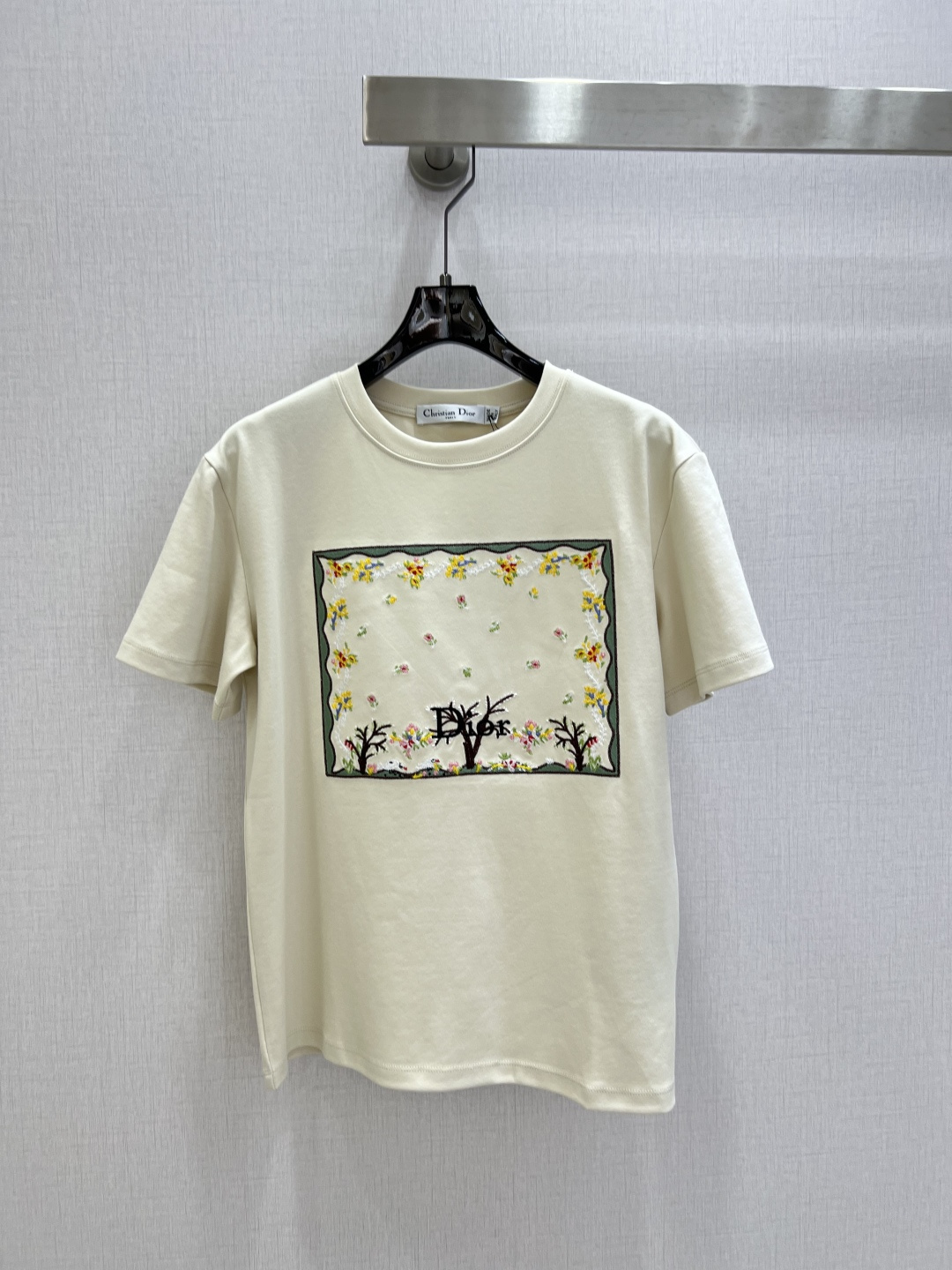 NO:751827,Highly recommended for the early spring of 26, the new square flower short-sleeved T-shirt is very dense and feels great. It’s a really hard-working one!  !  Regular fit with perfect details!  The upper body is not picky at all, is simple and generous, and instantly enhances your temperament. Popular recommendation, two colors SML code, high quality ABC, T-shirt, tees, t-shirt,19860909强烈推荐 26早春新款 方块花朵短袖T恤 密度很高手感超好 真的费劲心血的一款！！细节完美常规版型！上身完全不挑人简单大方,瞬间提升气质 爆款推荐,两个色 SML码 高品质ABC,,T-shirt,tees，t-shirt,,Women's clothing