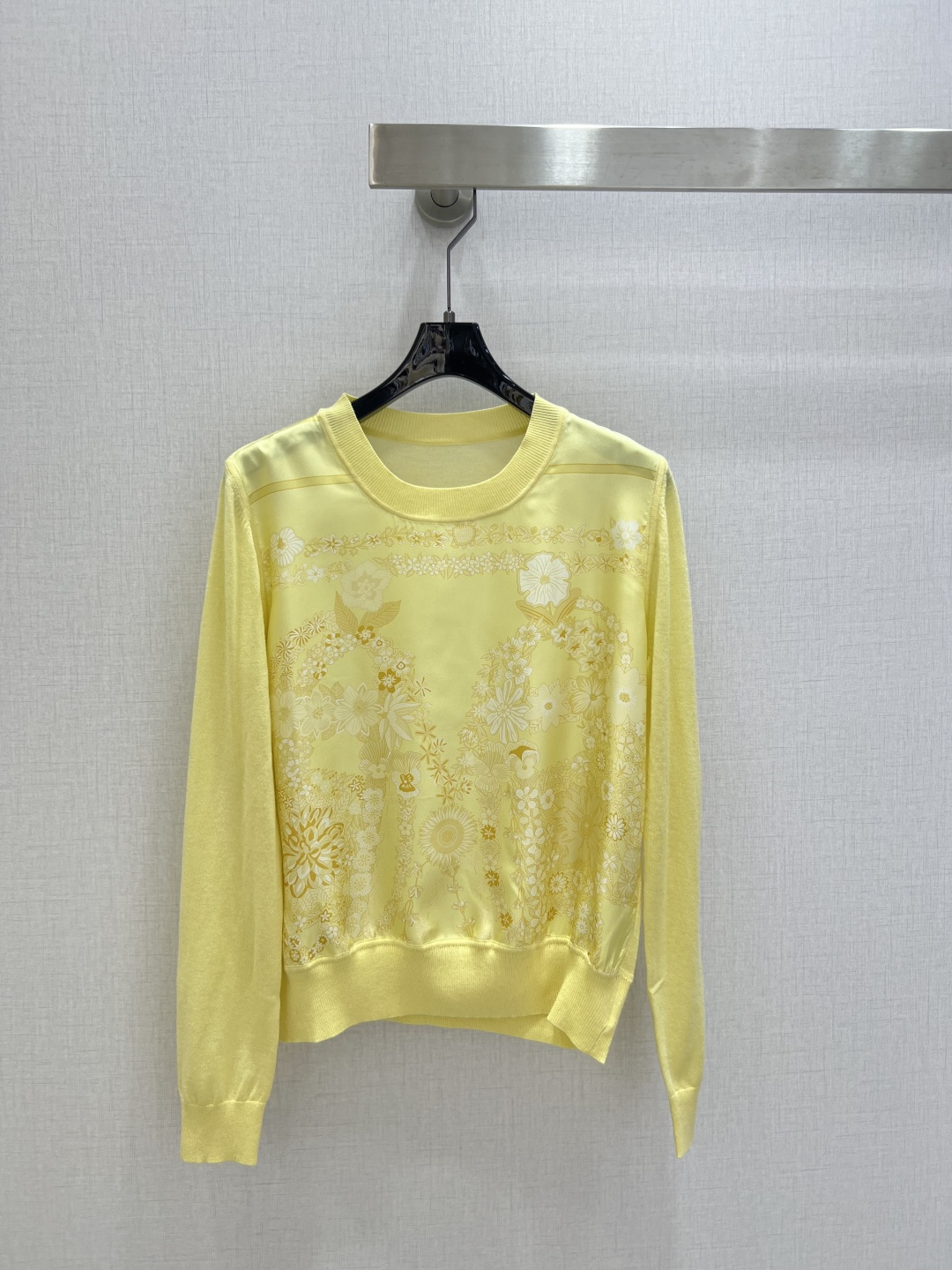 NO:751799,Highly recommended 26 early spring new positioning printed long-sleeved top, the same style as the counter. The front panel is 19mm silk twill with positioning printing, and the knitted yarn on the back is silk wool blend. It is comfortable and skin-friendly when worn close to the body. It is comfortable and skin-friendly to wear close to the body. Special hand-made sewing plate technology, all seams are exquisite round and hemmed. Same workmanship as the counter, very high-end. Round neck drop shoulder pullover style, versatile and not flattering, four colors SMLXLXXL code  High quality ABC,,real silk,19860909强烈推荐 26早春新款 定位印花长袖上衣 专柜同款.前幅19姆米真丝斜纹绸定位印花,后片针织纱线为真丝羊毛混纺,贴身穿着舒适亲肤.贴身穿着舒适,亲肤.特制的手工缝盘工艺,全件接缝都是精致的圆同包边.同专柜做工,很上档次.圆领落肩套头款式,百搭不挑身,四个色 SMLXLXXL码 高品质ABC,,real silk,,Women's clothing